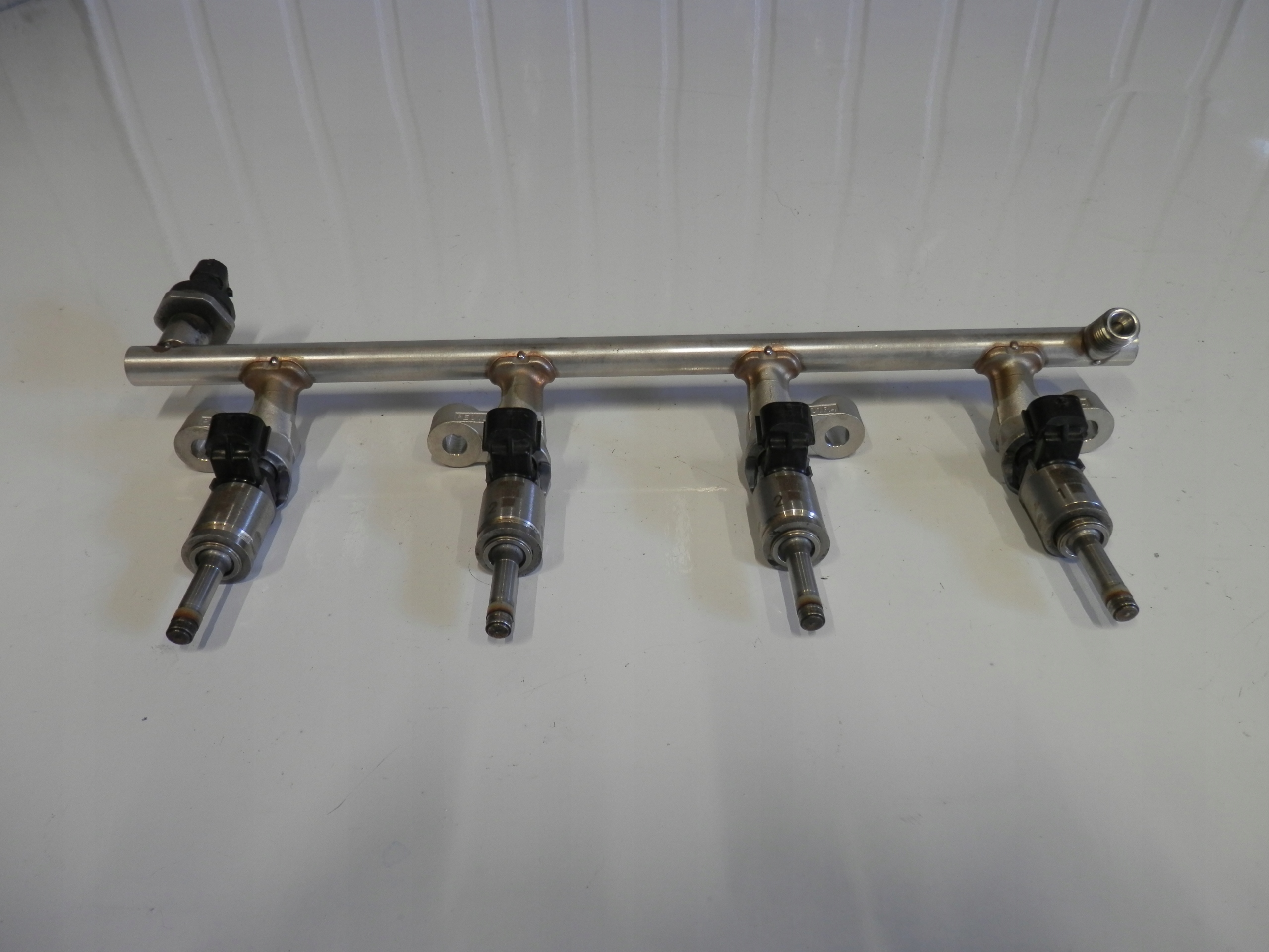 MAZDA 3 BM 16r 2.0B WTRYSKIWACZ P50113250