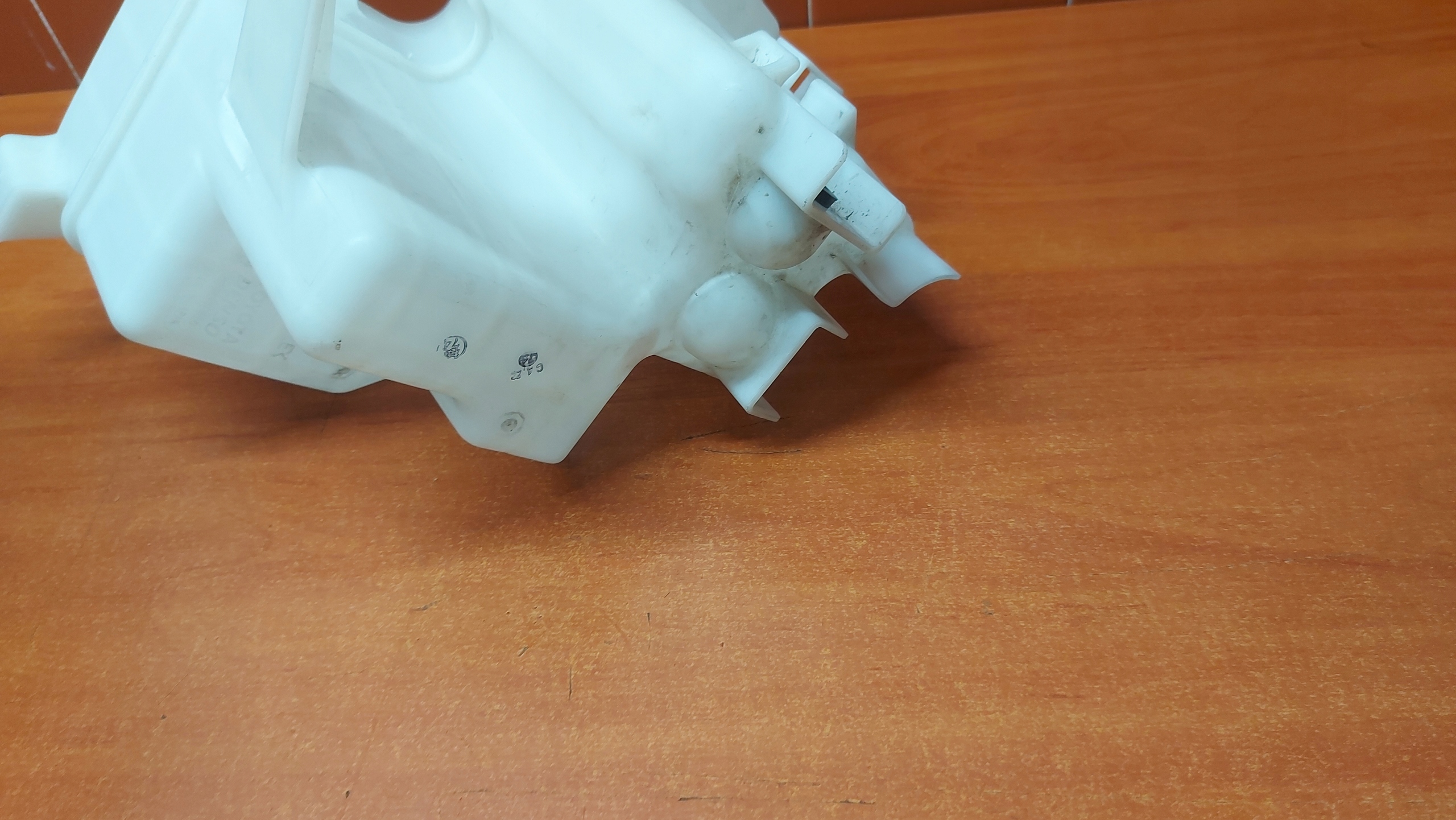 washer fluid tank TOYOTA RAV4 IV 12