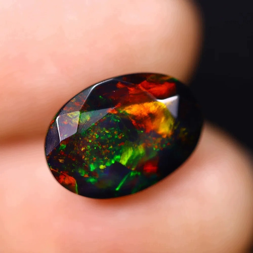 Přírodní opál černý 4.06 ct Ovál Etiopie certifikát Wbd