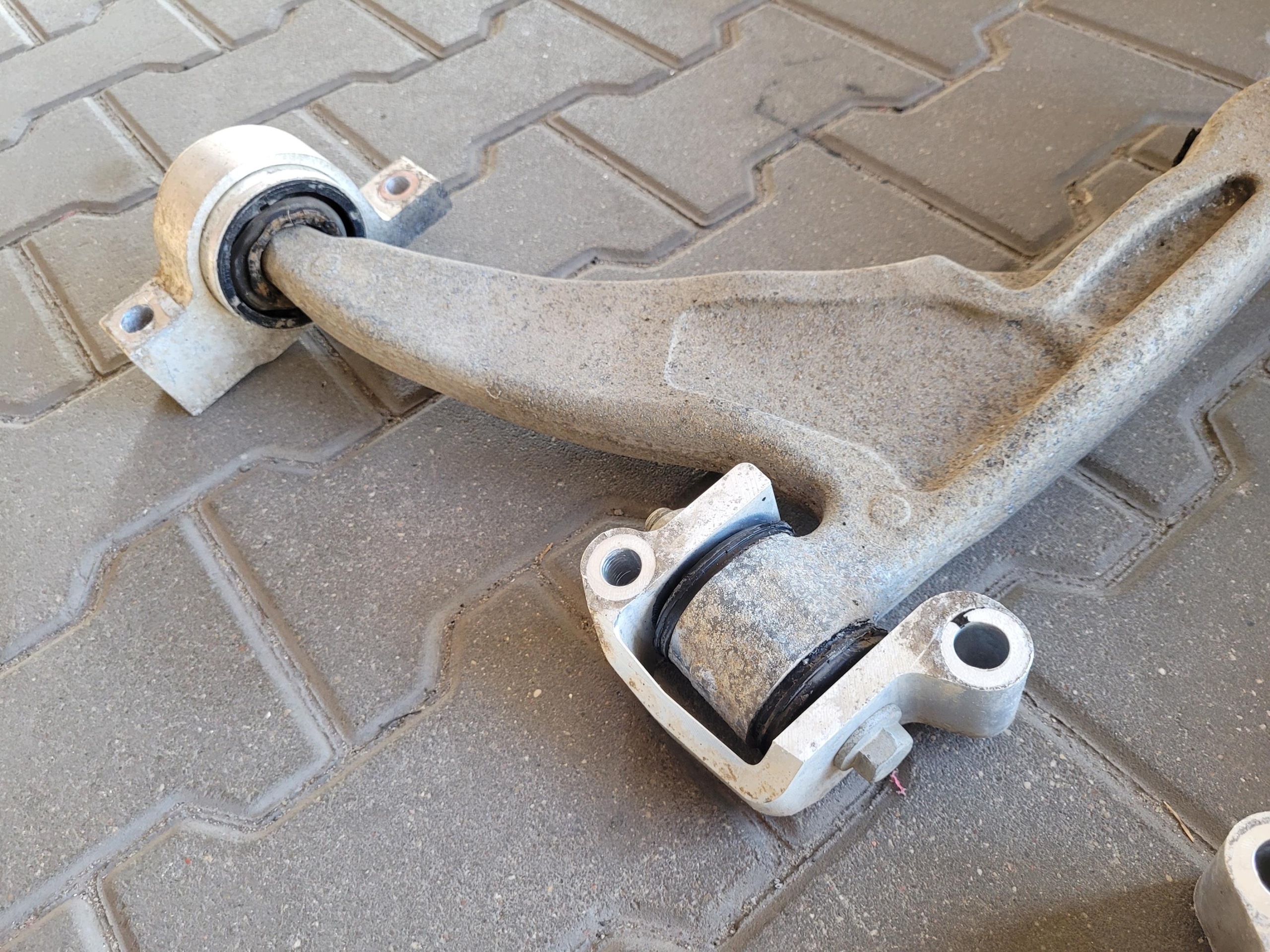 arm front front lower left VOLVO XC60 II 2.0 T8 PHEV HYBRID