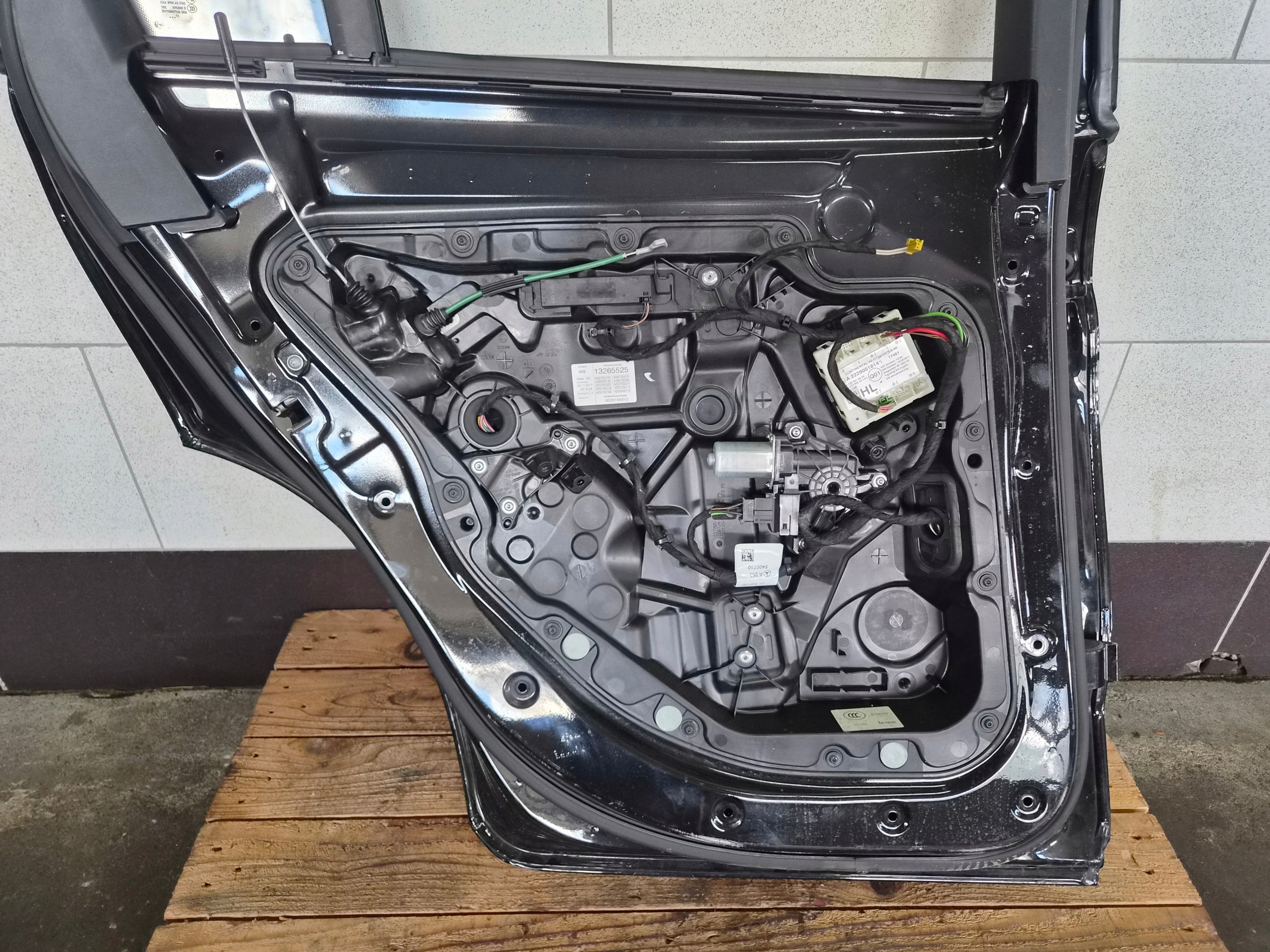 door left rear part left rear. 197 MERCEDES GLC X253 W253 complete
