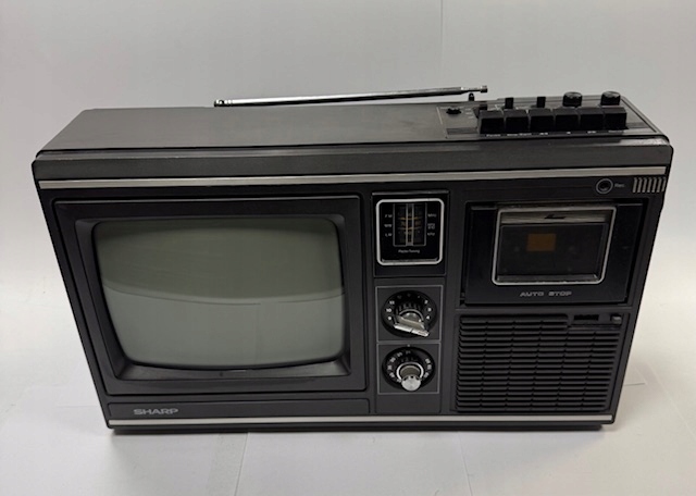 TELEWIZOR PRZENOŚNY SHARP 10P-18G VINTAGE KASETY RADIO REKWIZYT FILM TEATR