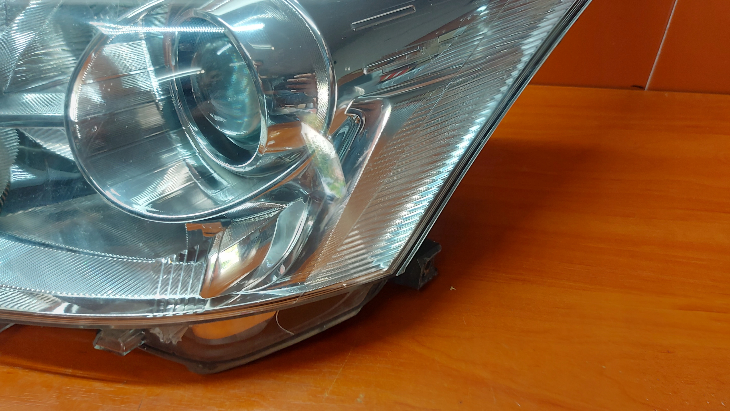 REFLEKTOR light left left front TOYOTA AVENSIS T27 09