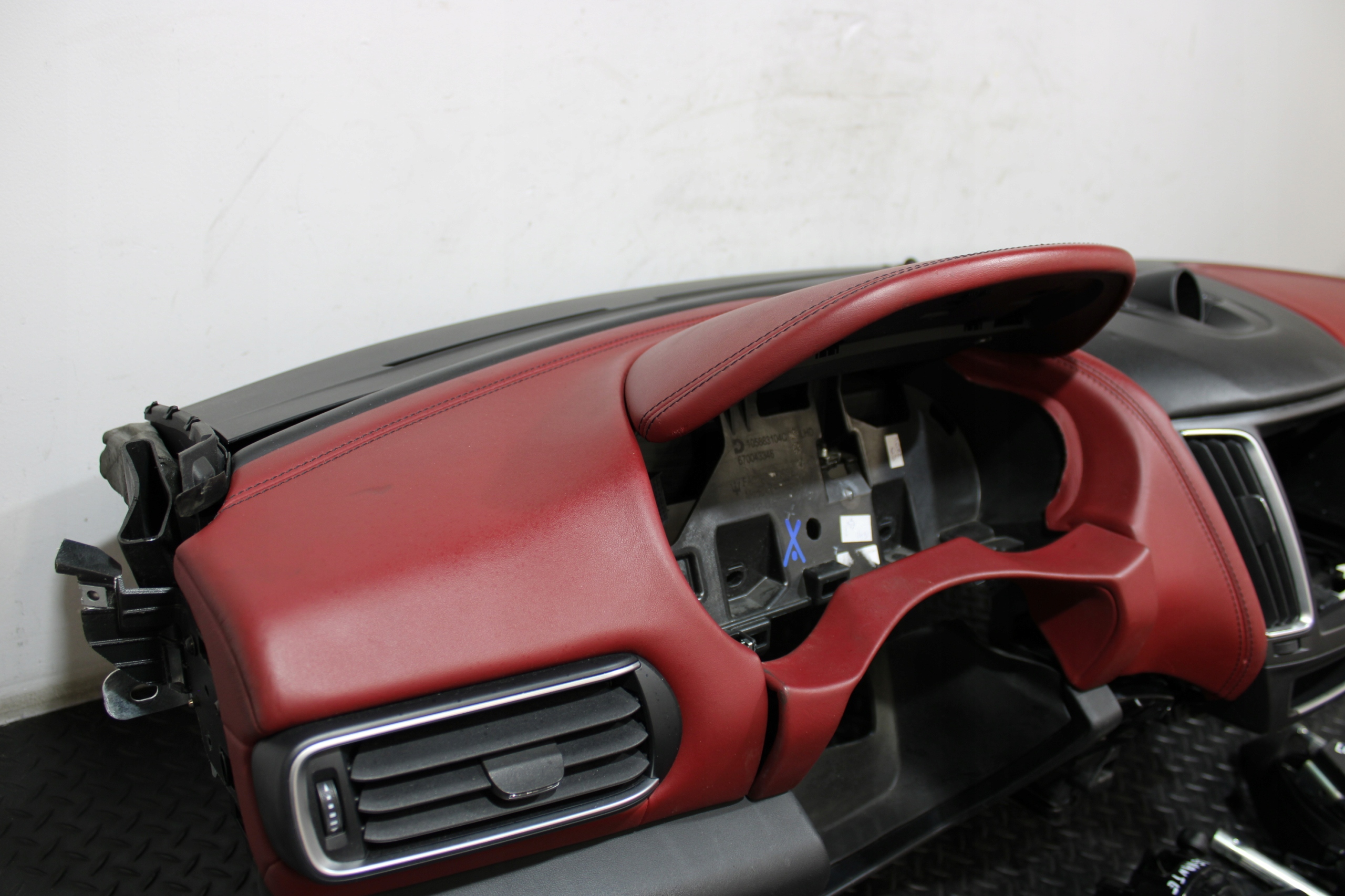 dashboard console airbag airbags red MASERATI LEVANTE M161