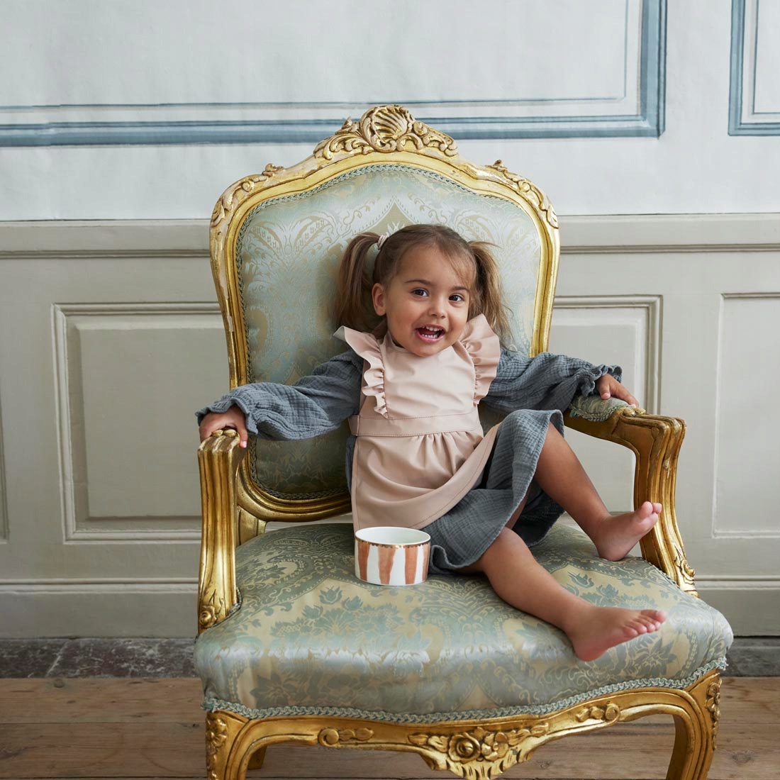 ELODIE DETAILS ŚLINIAK Z KIESZONKĄ DZICIĘCY / FARTUSZEK Marka Elodie