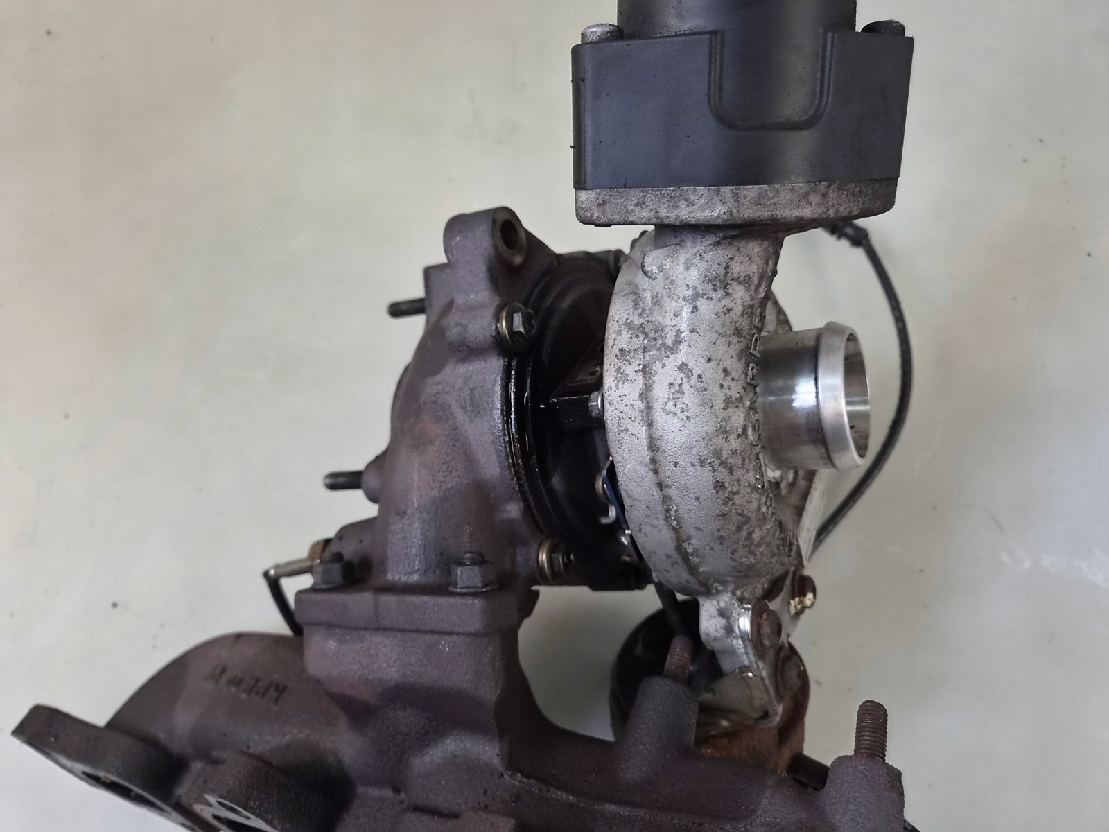 turbo header pipe turbo turbina AUDI A4 B8 2.0 TDI a5 a6 a7