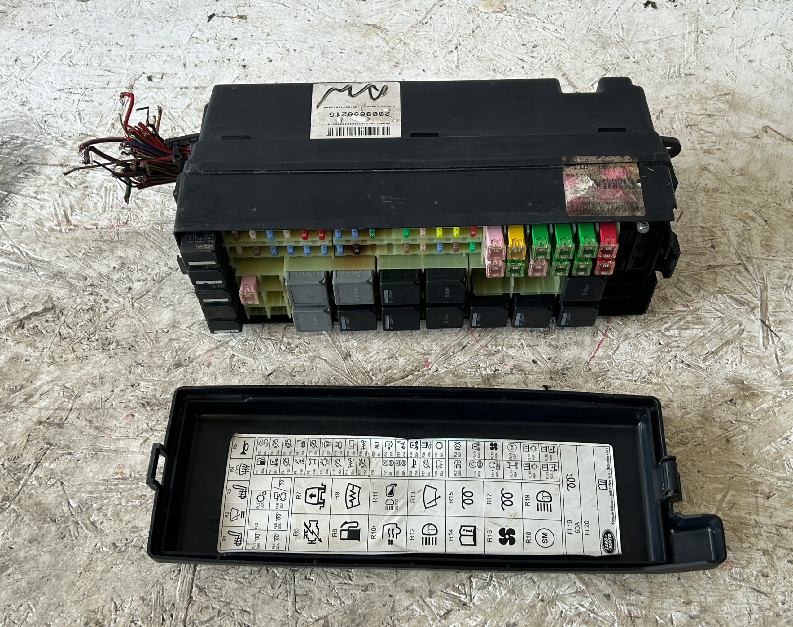 SKRZYNKA BEZPIECZNIKÓW RANGE ROVER SPORT L320 AH32-14290-AGB