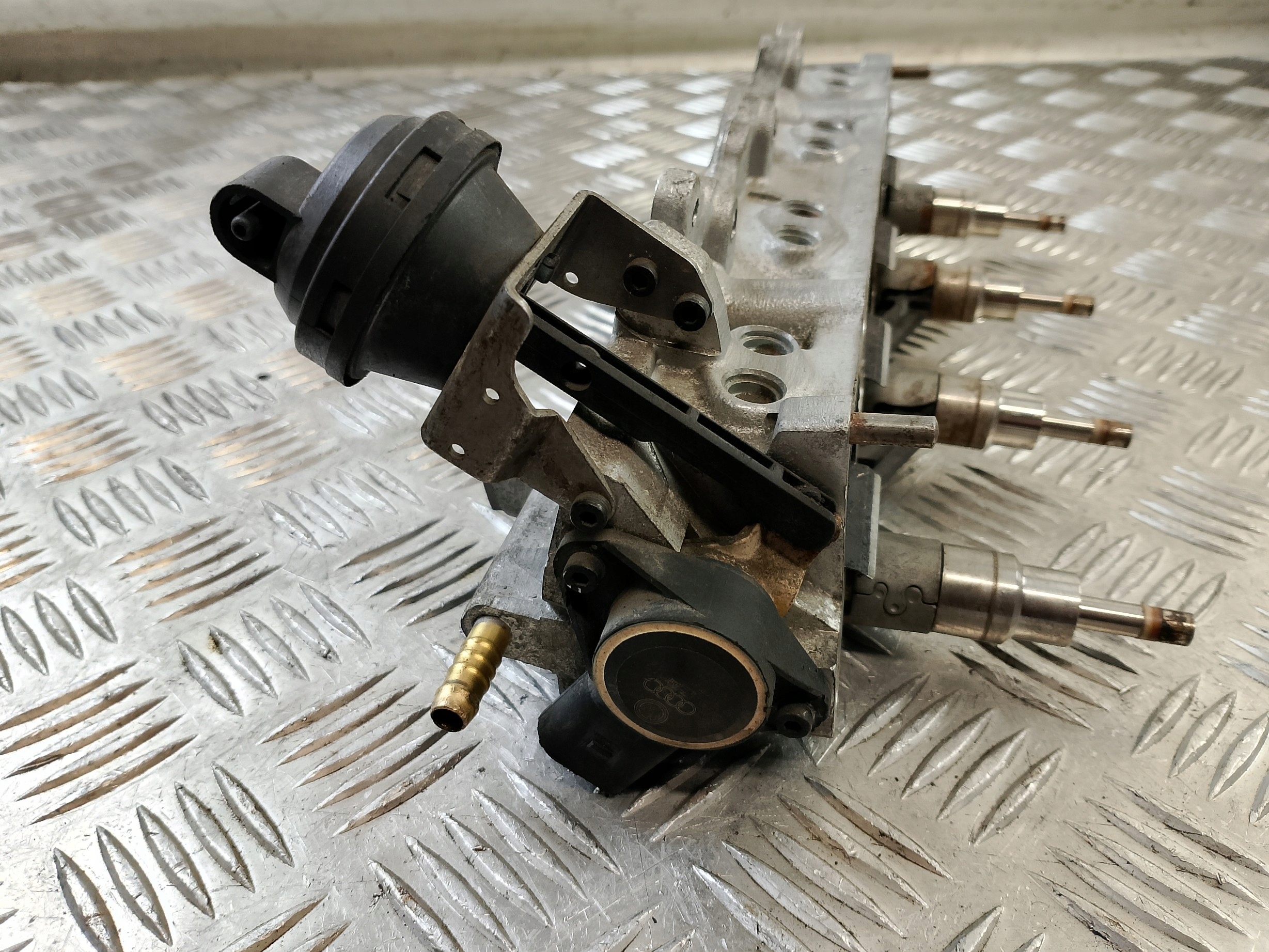 Saugrohr Unterteil + Einspritzdüse VW GOLF V 5 1.6 B 03C 133 204 AA