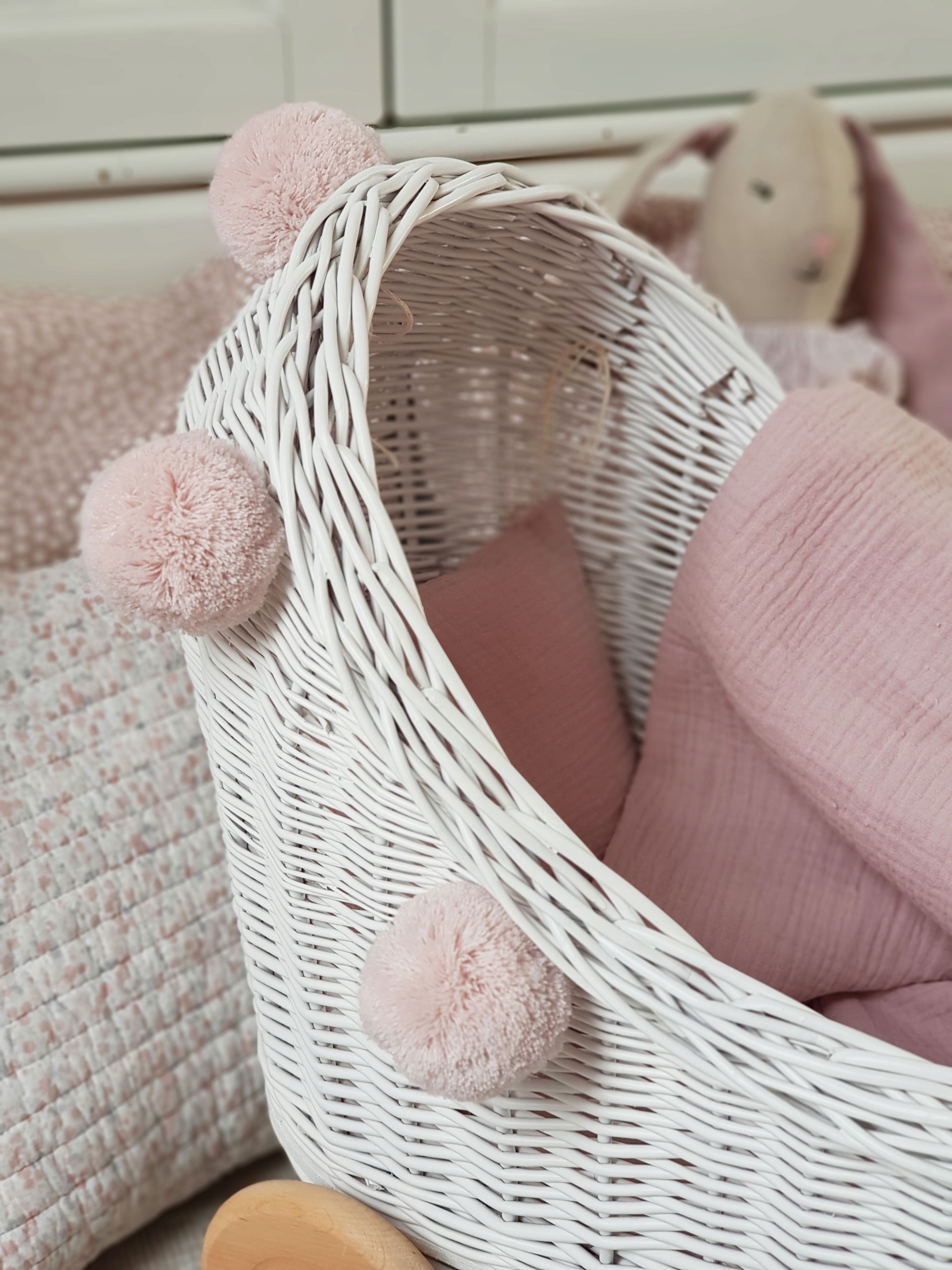 WÓZEK WIKLINOWY DLA LALEK BIAŁY POŚCIEL POMPONY Bohater brak