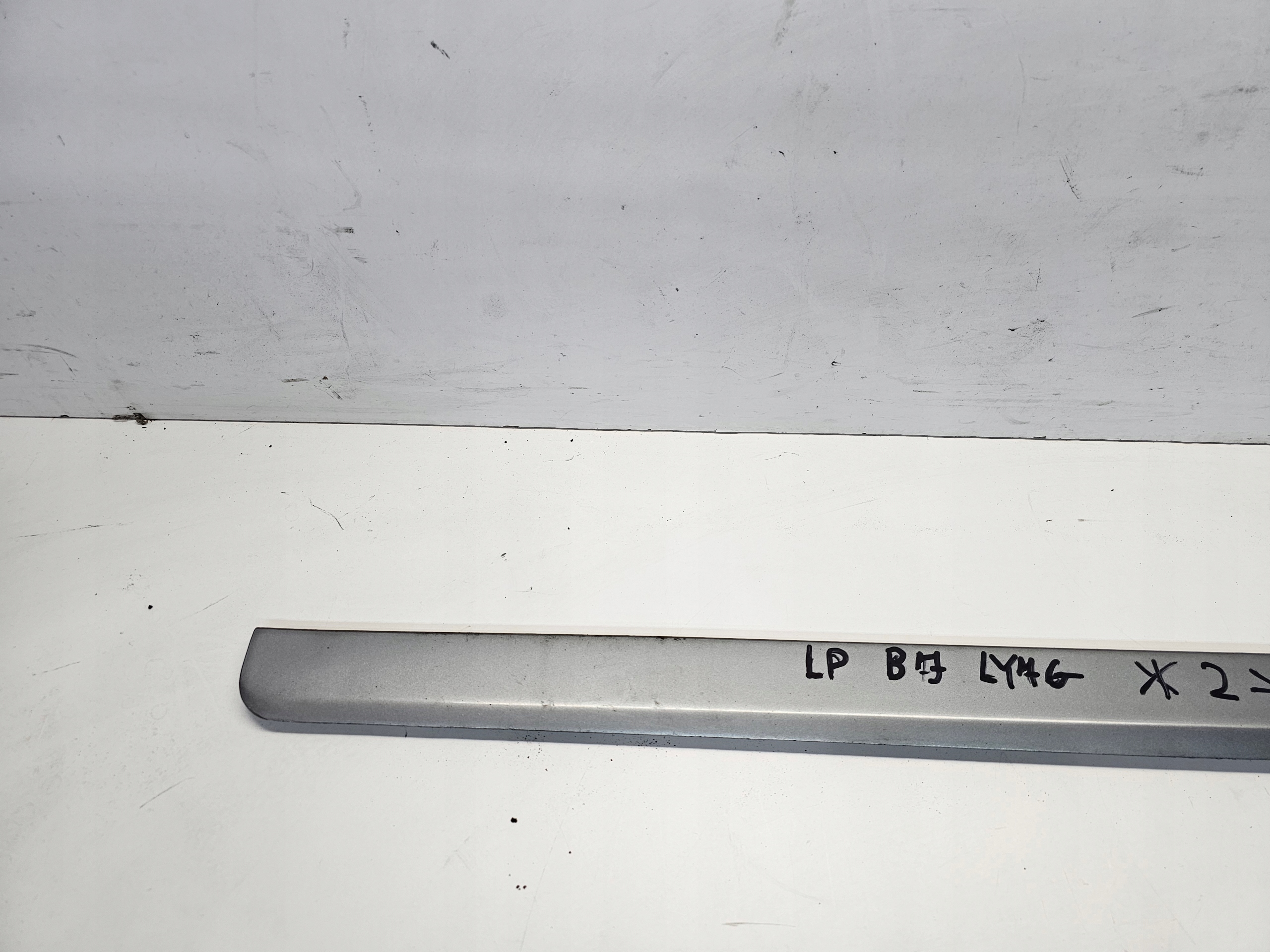 moulding door lower left front AUDI A4 B7 LY7G **2**