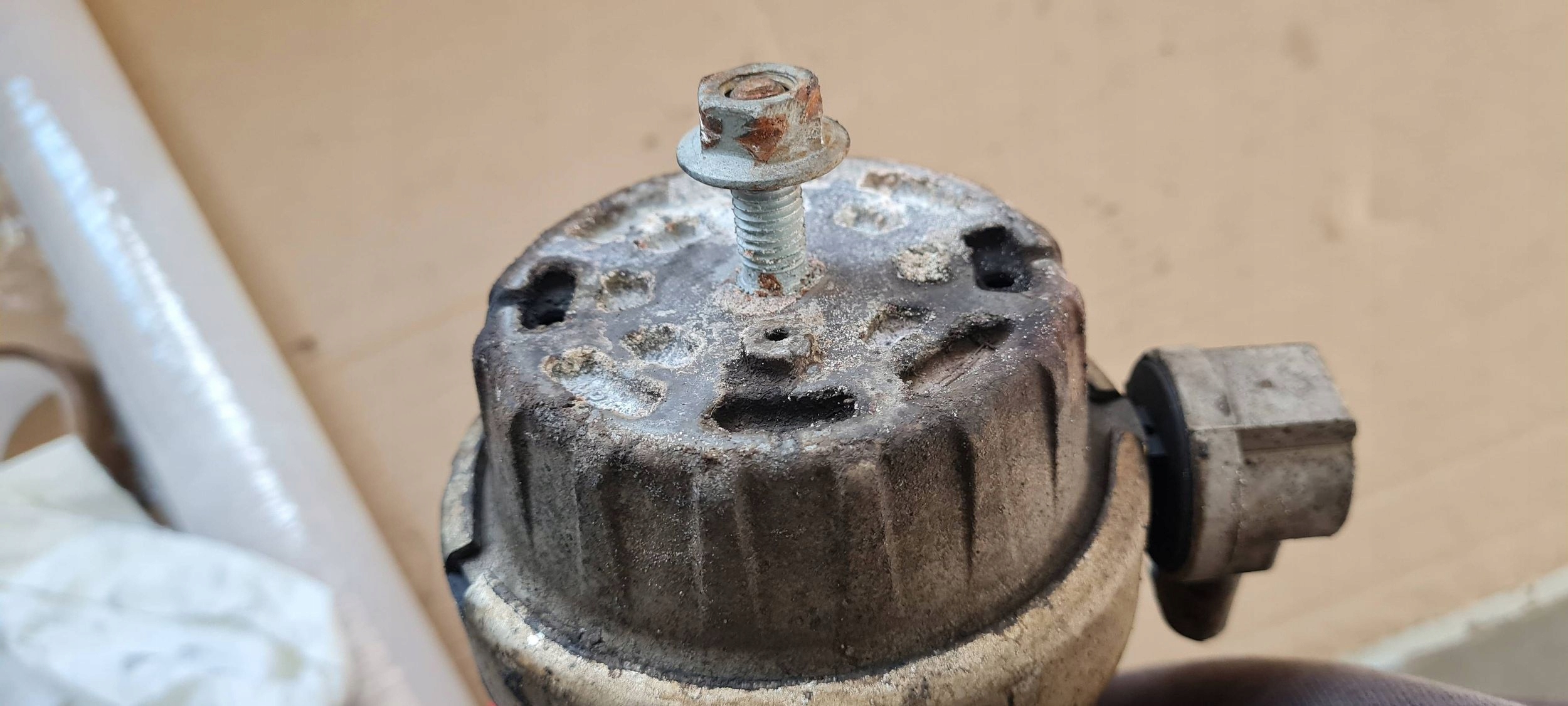 A6 C6 LIFT engine mount left left front 2.0 TDI 4F0199379BK