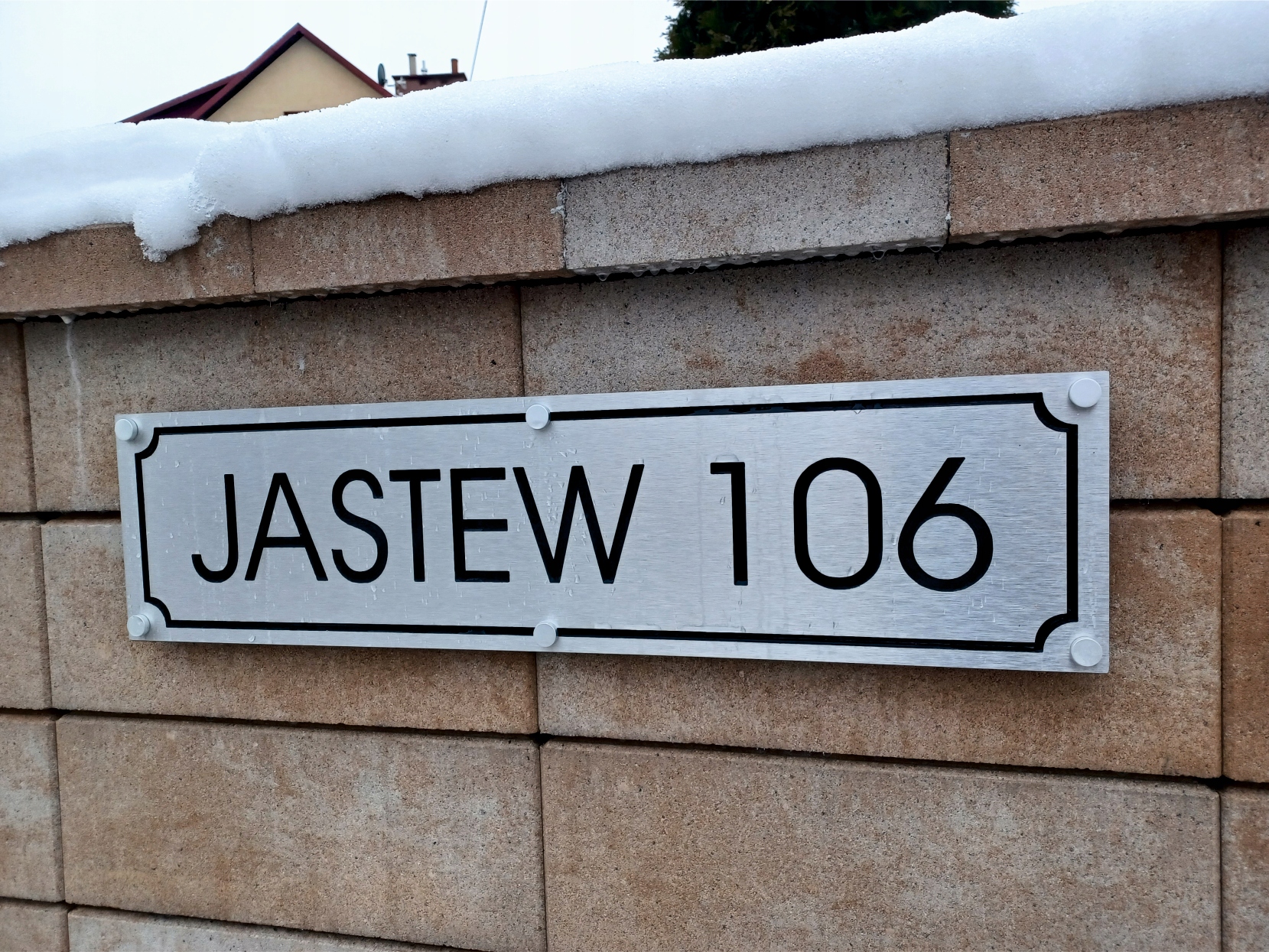 Grawerowana tabliczka z numerem domu + dystanse Szerokość produktu 25 cm