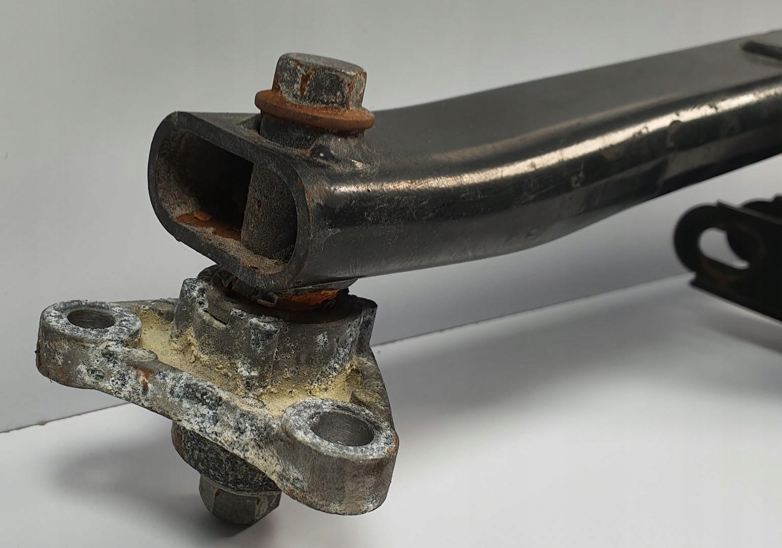 ROZPÓRKA KIELICHÓW BELKA WSPORNIK VOLVO XC90 Producent części Volvo OE