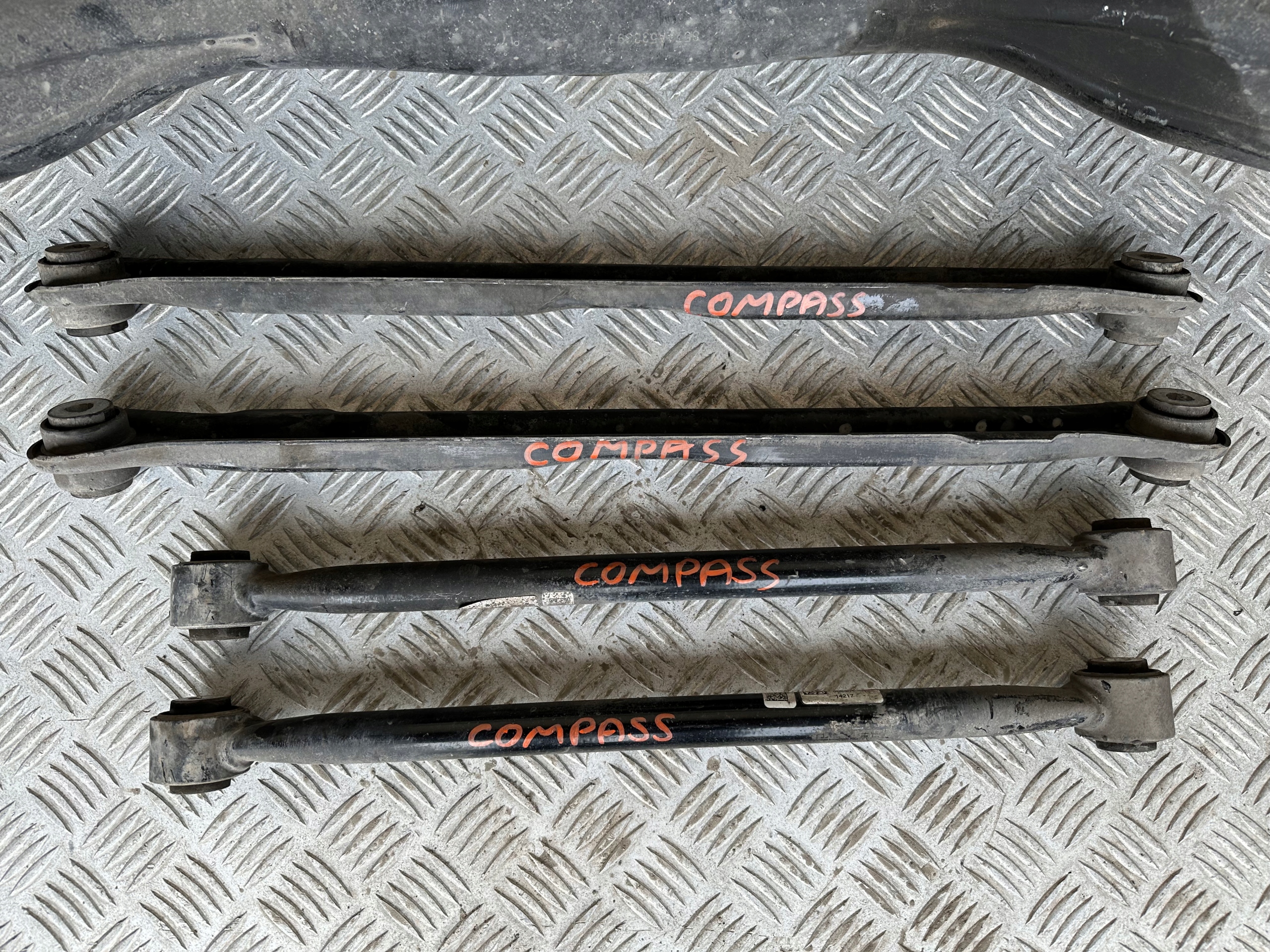 ZAWIESZENIE TYLNE KOMPLETNE JEEP COMPASS II Numer katalogowy części OE BELKA TYLNA