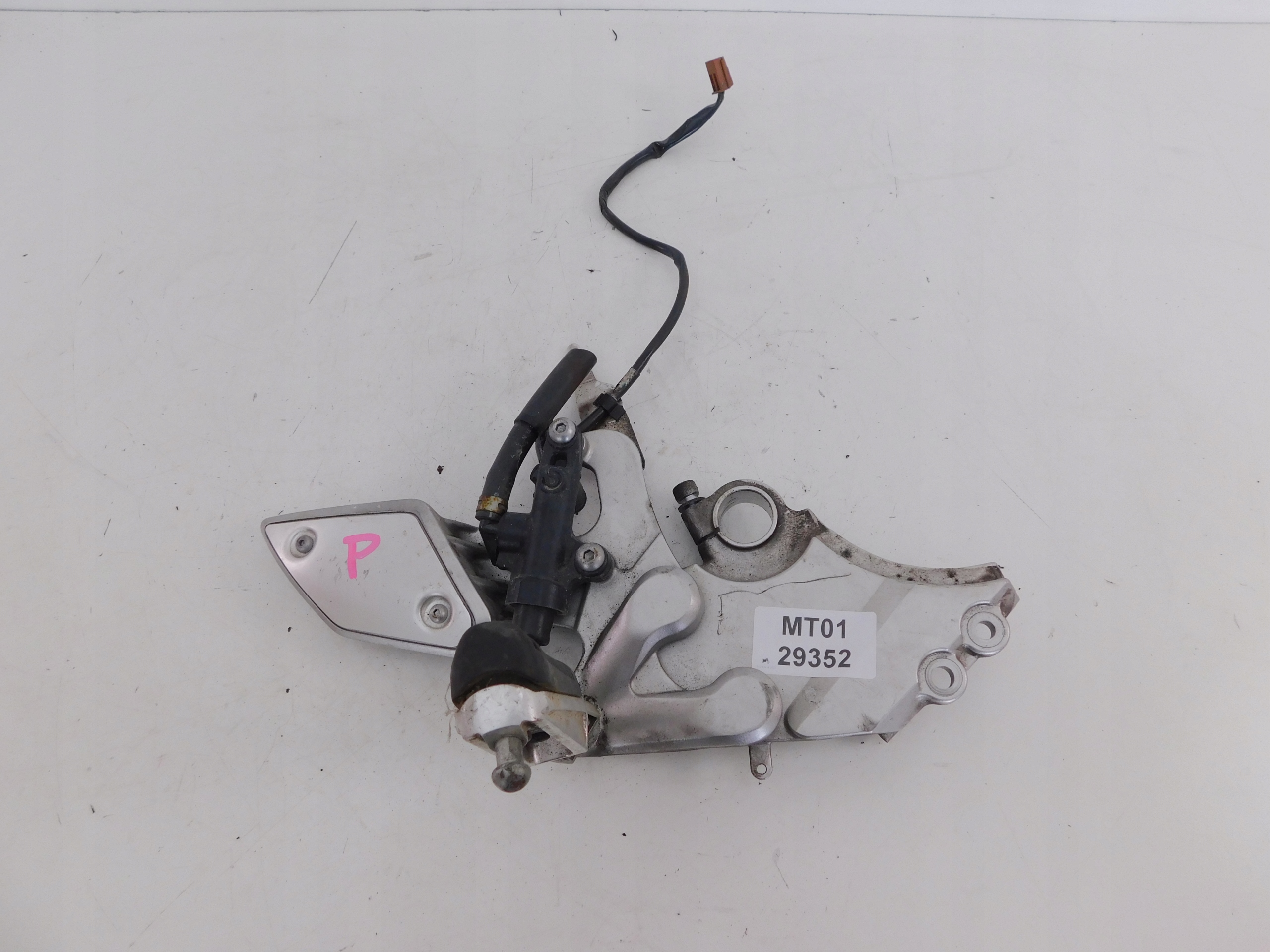 11121 - YAMAHA MT01 НАБОР ДЛЯ НОГ ВОДИТЕЛЯ ПРАВЫЙ