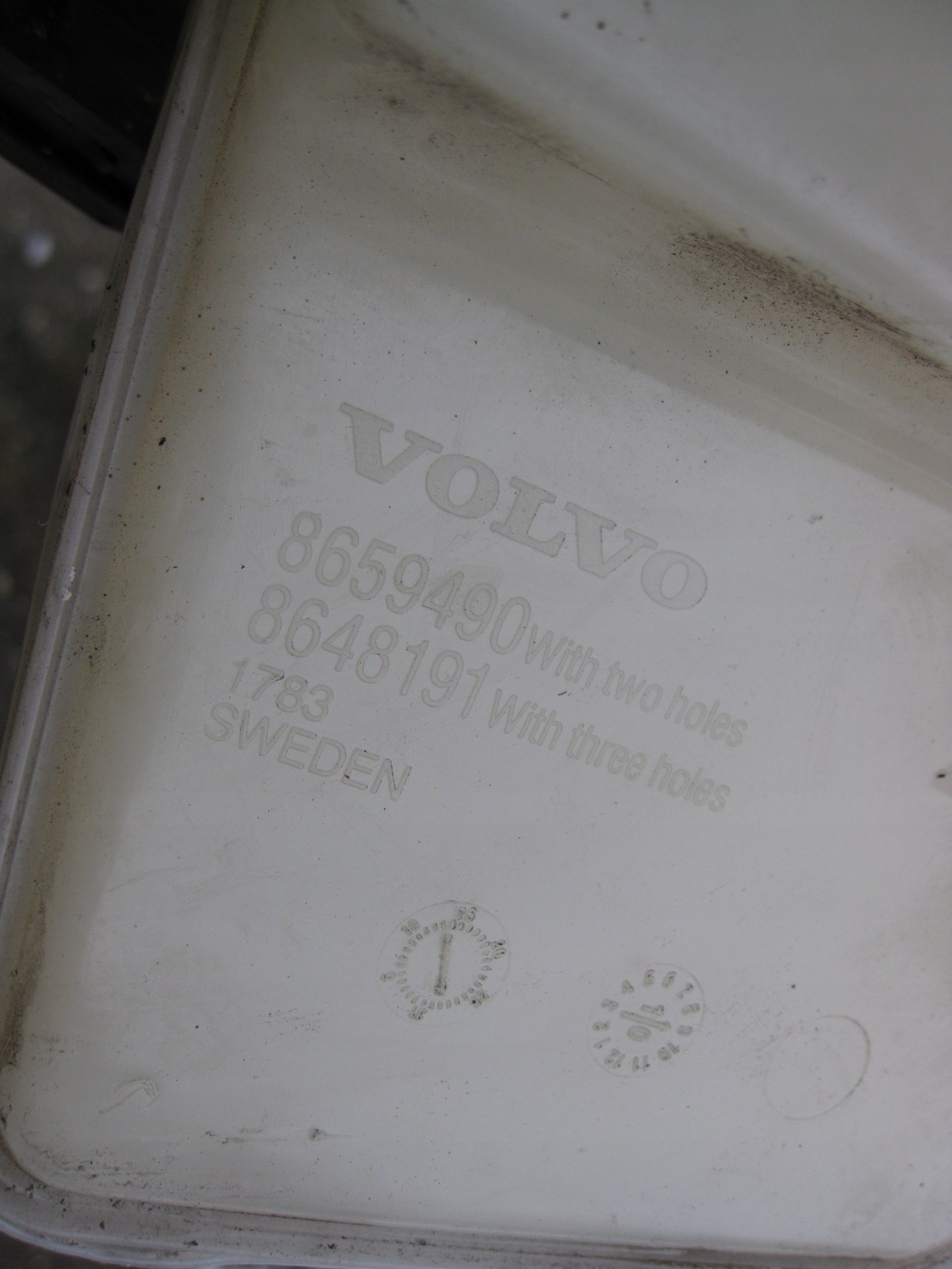 VOLVO XC 90 and washer fluid tank 8659490