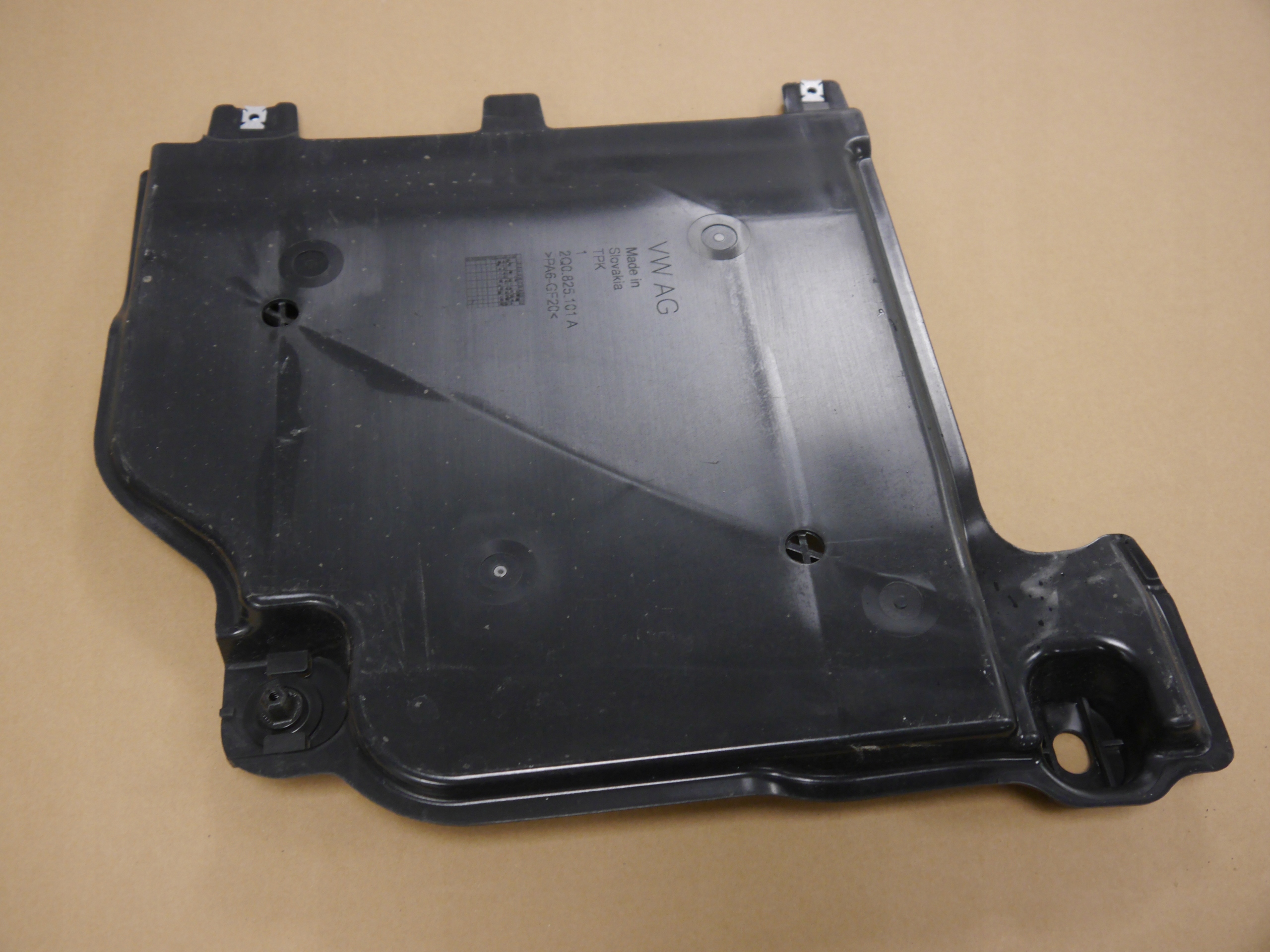 AUDI A1 82A OSŁONA PODWOZIA 2Q0825101A Numer katalogowy części 2Q0825101A