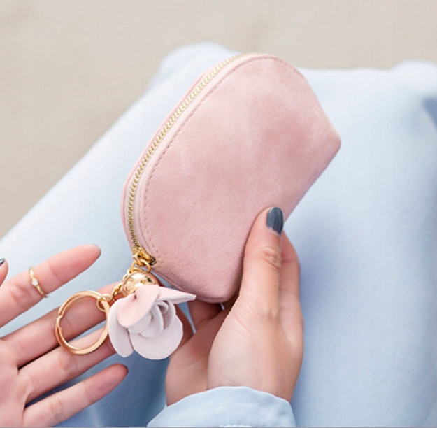 PORTFELIK ZAMSZOWA SASZETKA Z OZDOBNYM BRELOKIEM TURKUSOWY Wielkość mała (nie mieszcząca A4)