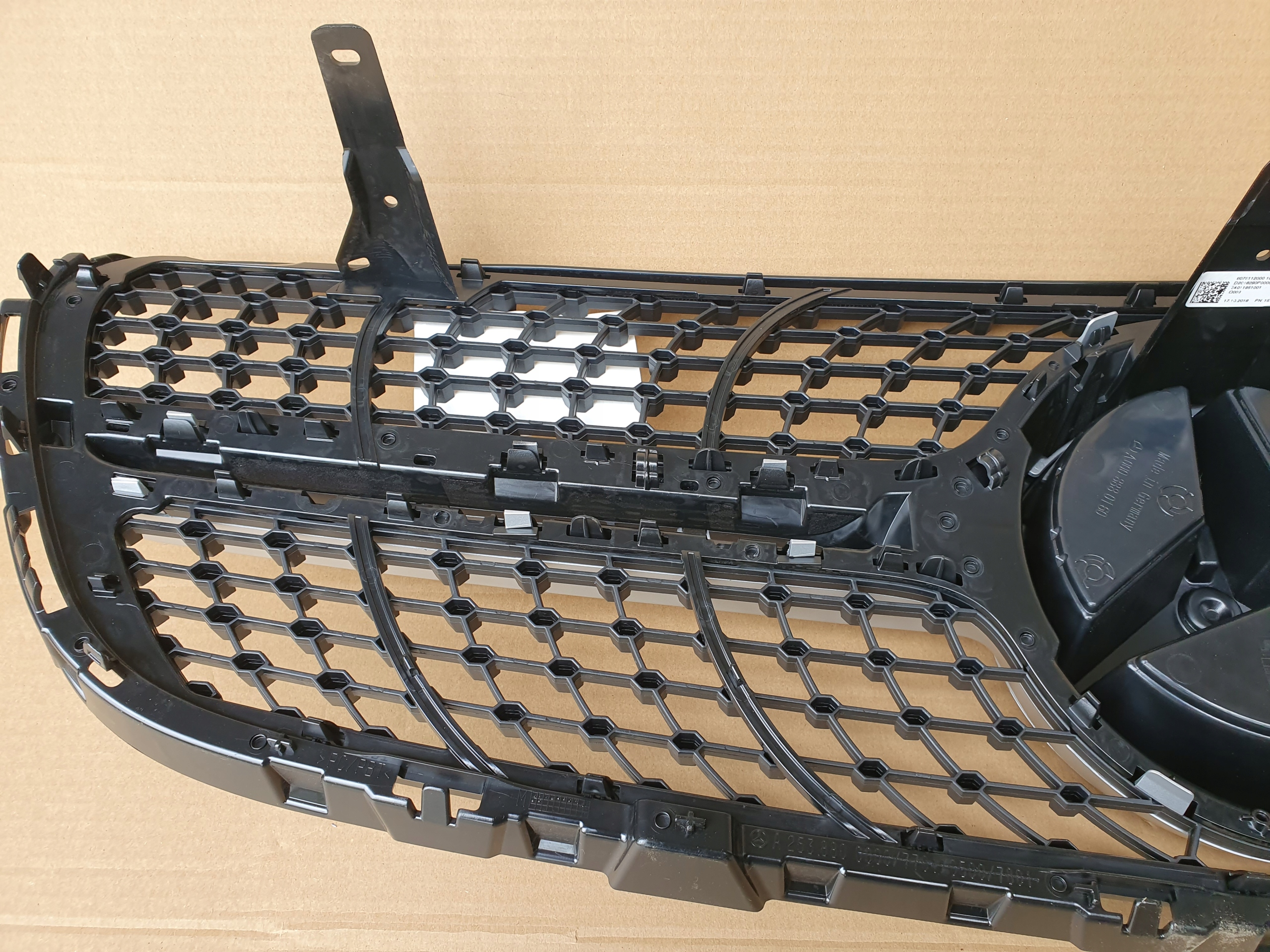 ATRAPA MERCEDES GLC 253 ATRAPA DIAMOND GLC 253 NOWA Strona zabudowy przód