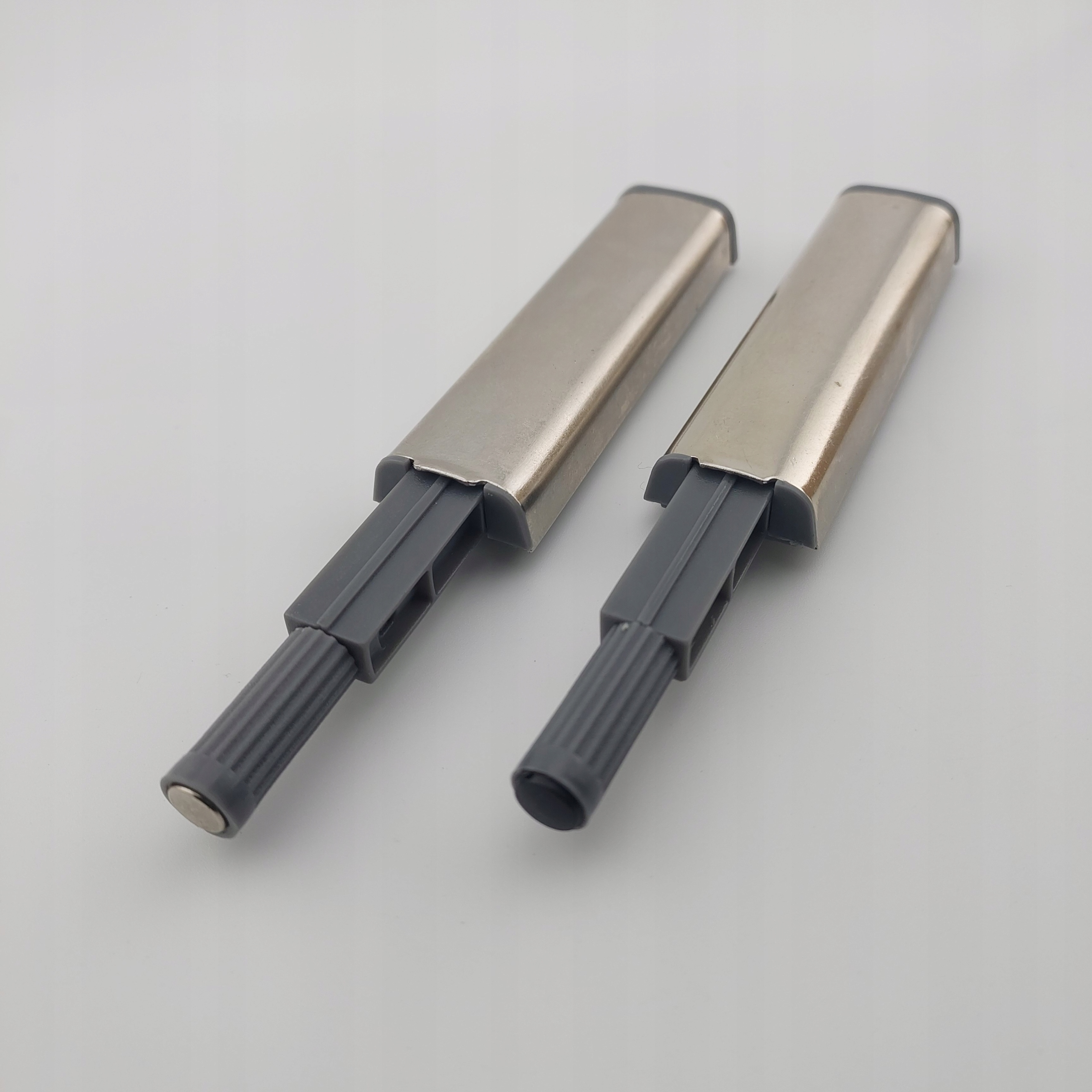 ODBOJNIK DO DRZWI AMORTYZATOR TIP ON PUSH TO OPEN METALOWY Z MAGNESEM Stan opakowania oryginalne