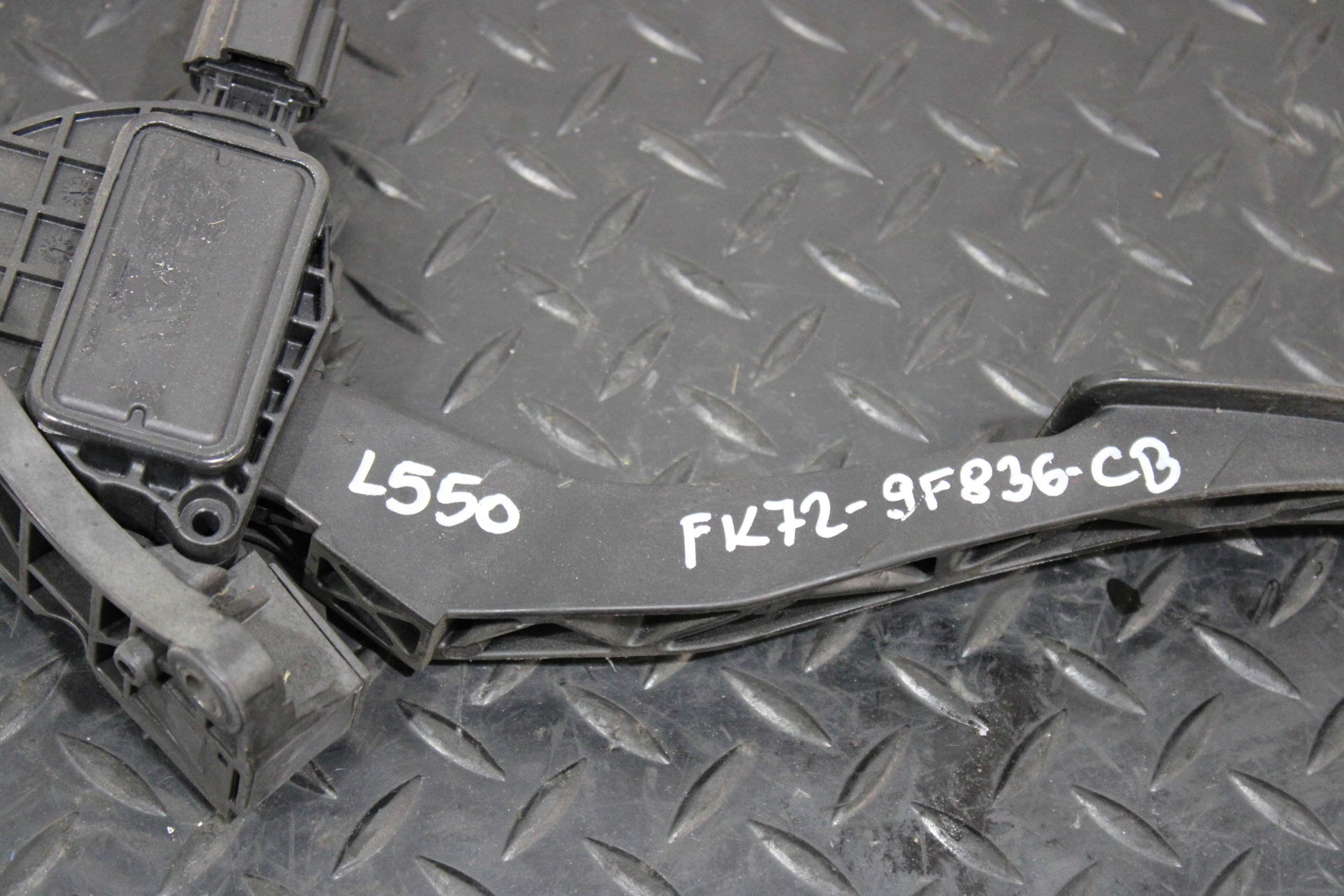 accelerator pedal RANGE ROVER DISCOVERY SPORT L550 FK72-9F836-CB