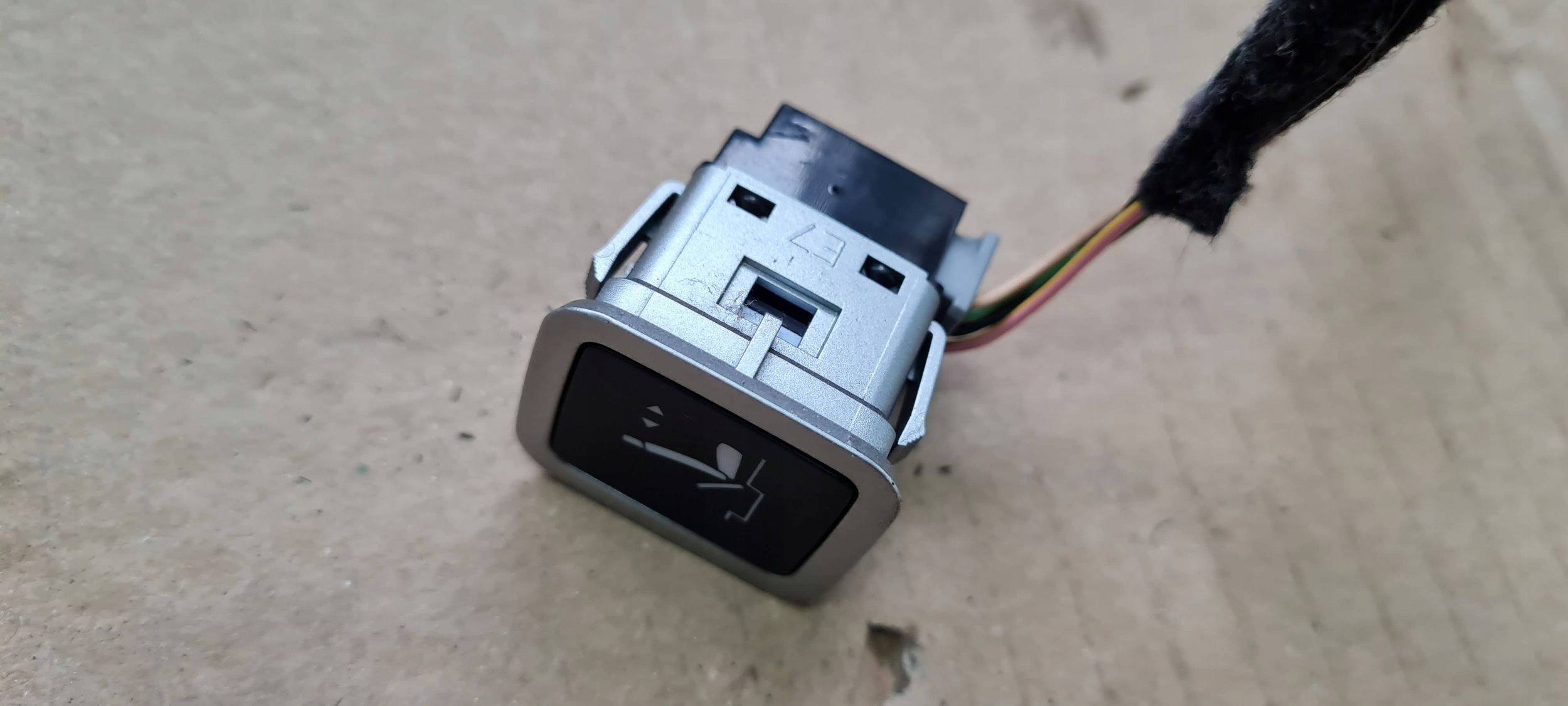 Chrysler Pacifica 2022 button switch control seat 68443103AA