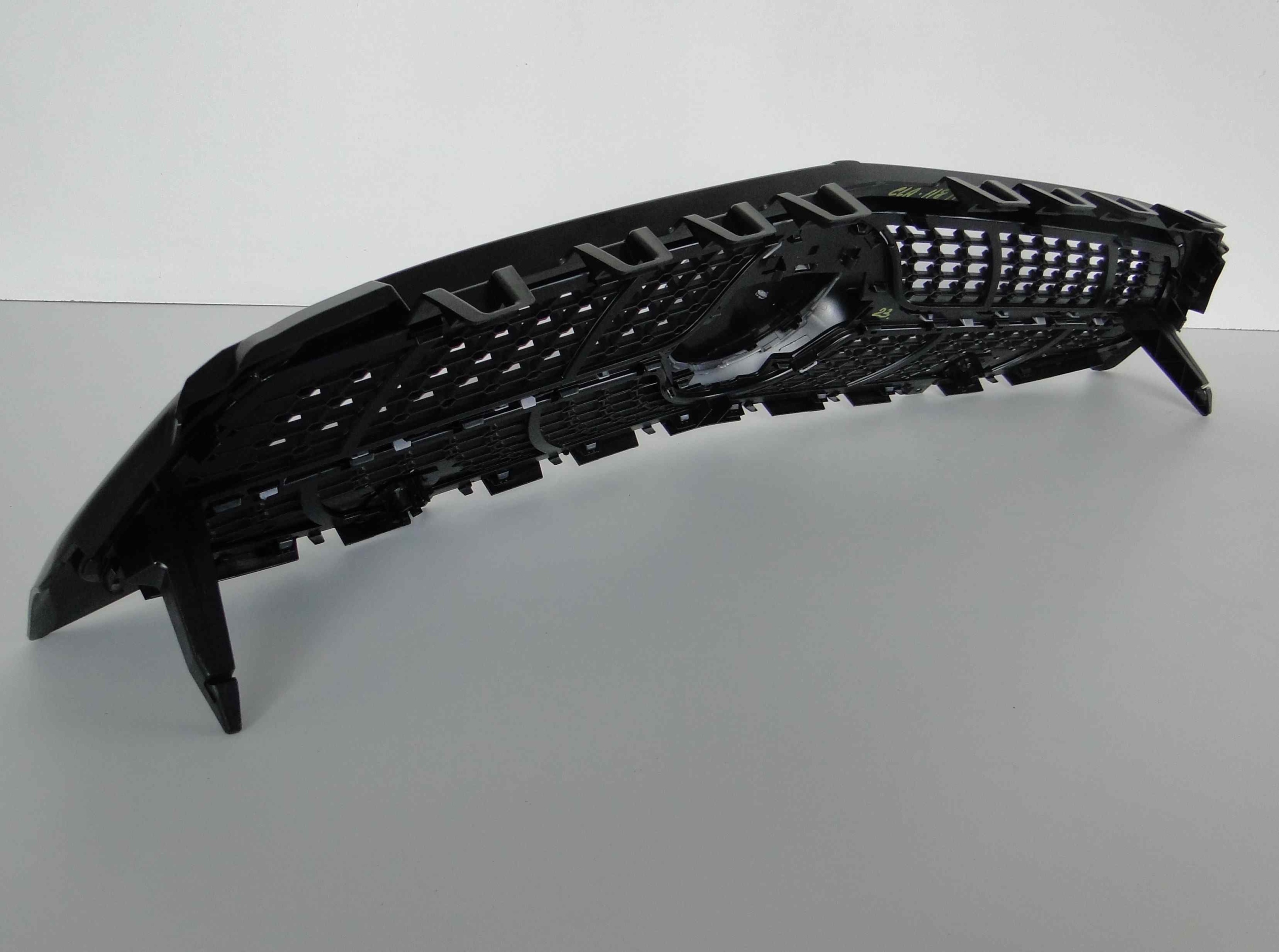 MERCEDES CLA 118 GRILL ATRAPA CZARNY DIAMENT ORYG Kolor srebrny