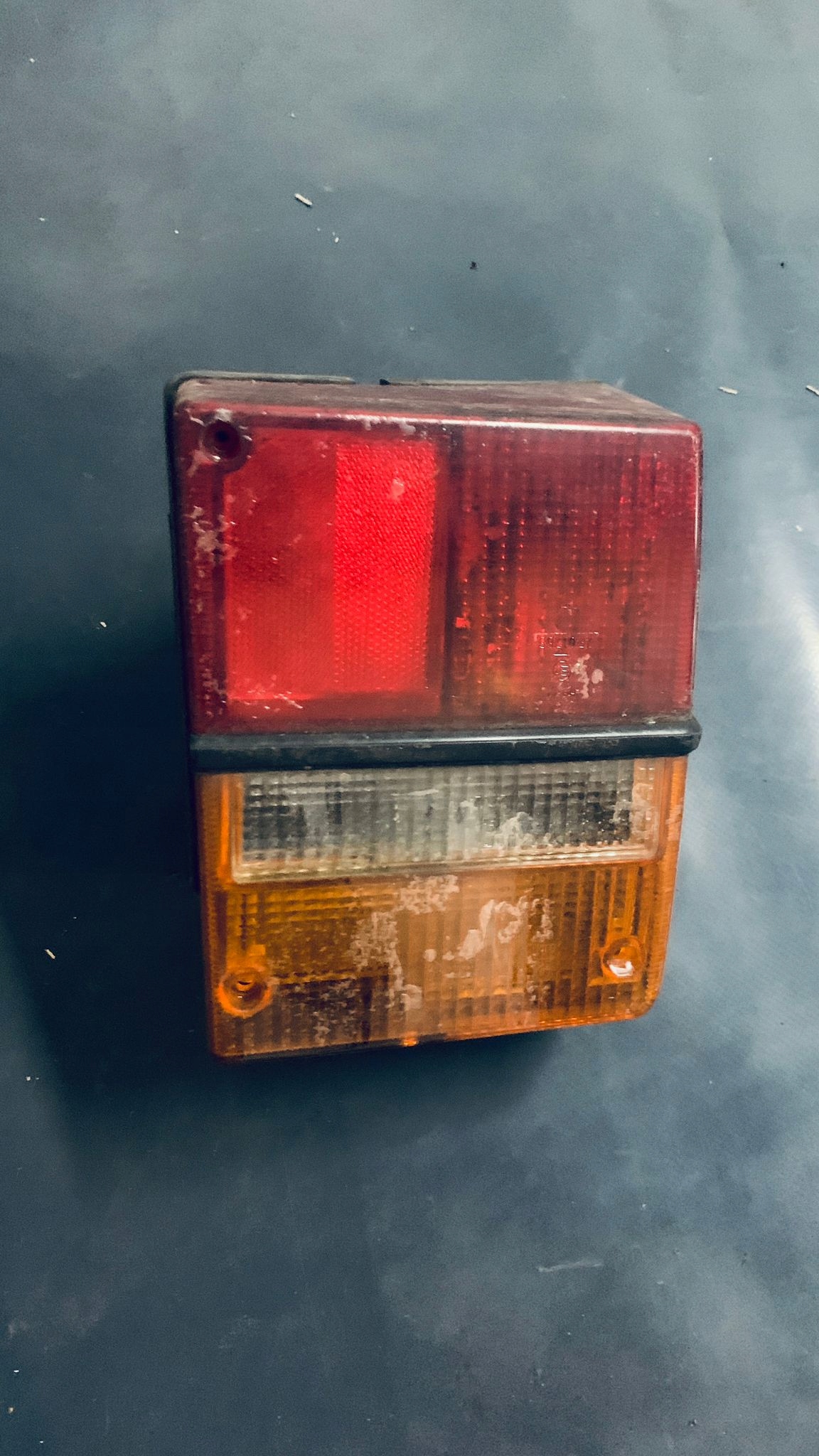 SAAB 900 KROKODYL LAMPA PRAWY TYŁ TYLNA