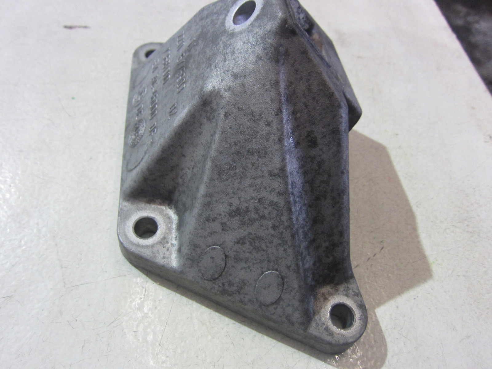 BMW F10 550i N63 F01 engine mount left 6775903