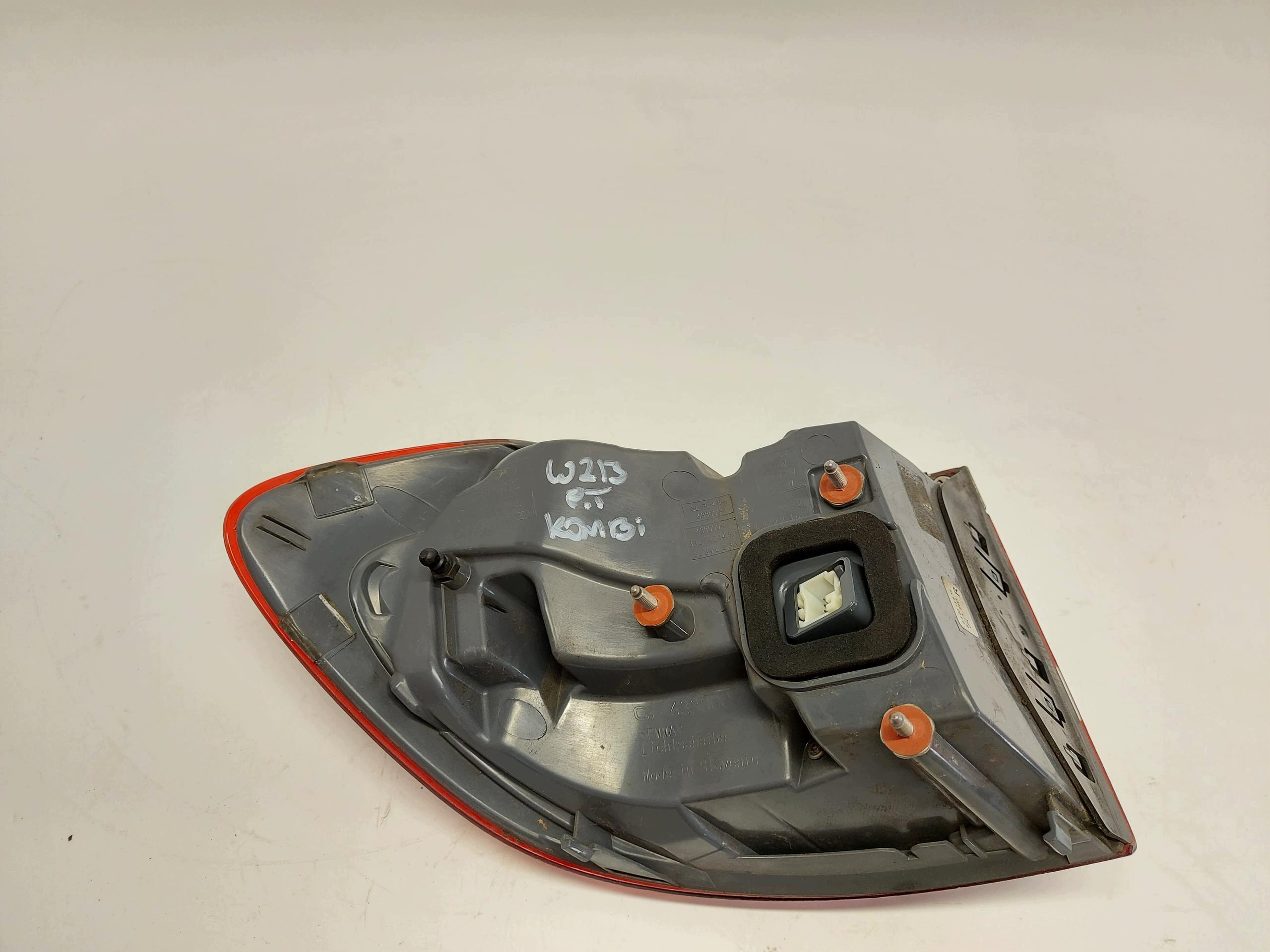 MERCEDES W213 E300de Kombi light rear part left fender