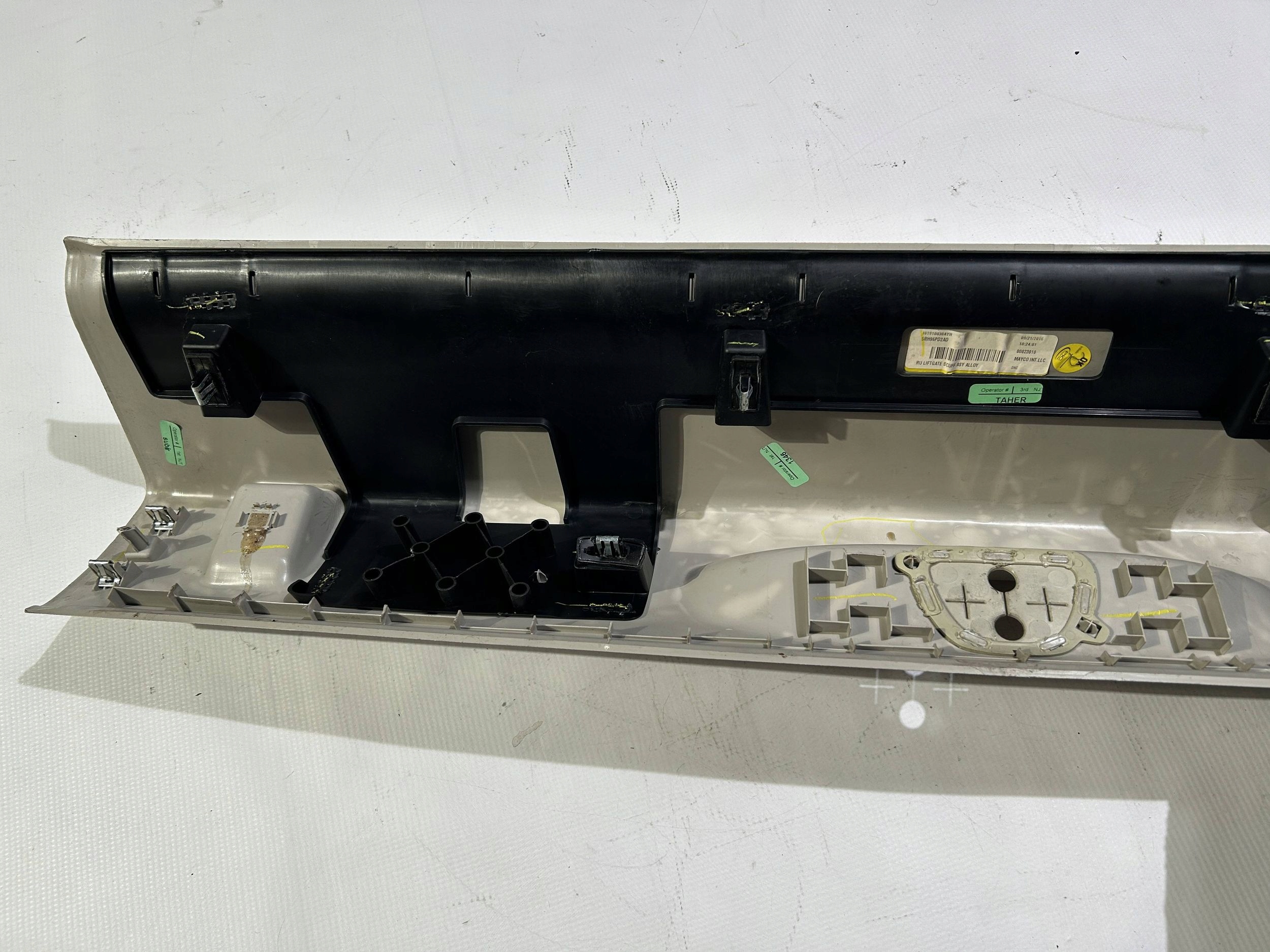 cover of the threshold supports boot covering side Chrysler Pacifica 2017r