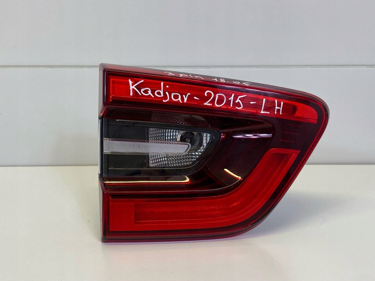 light rear to the bonnet left side Renault Kadjar 2018 265550151R