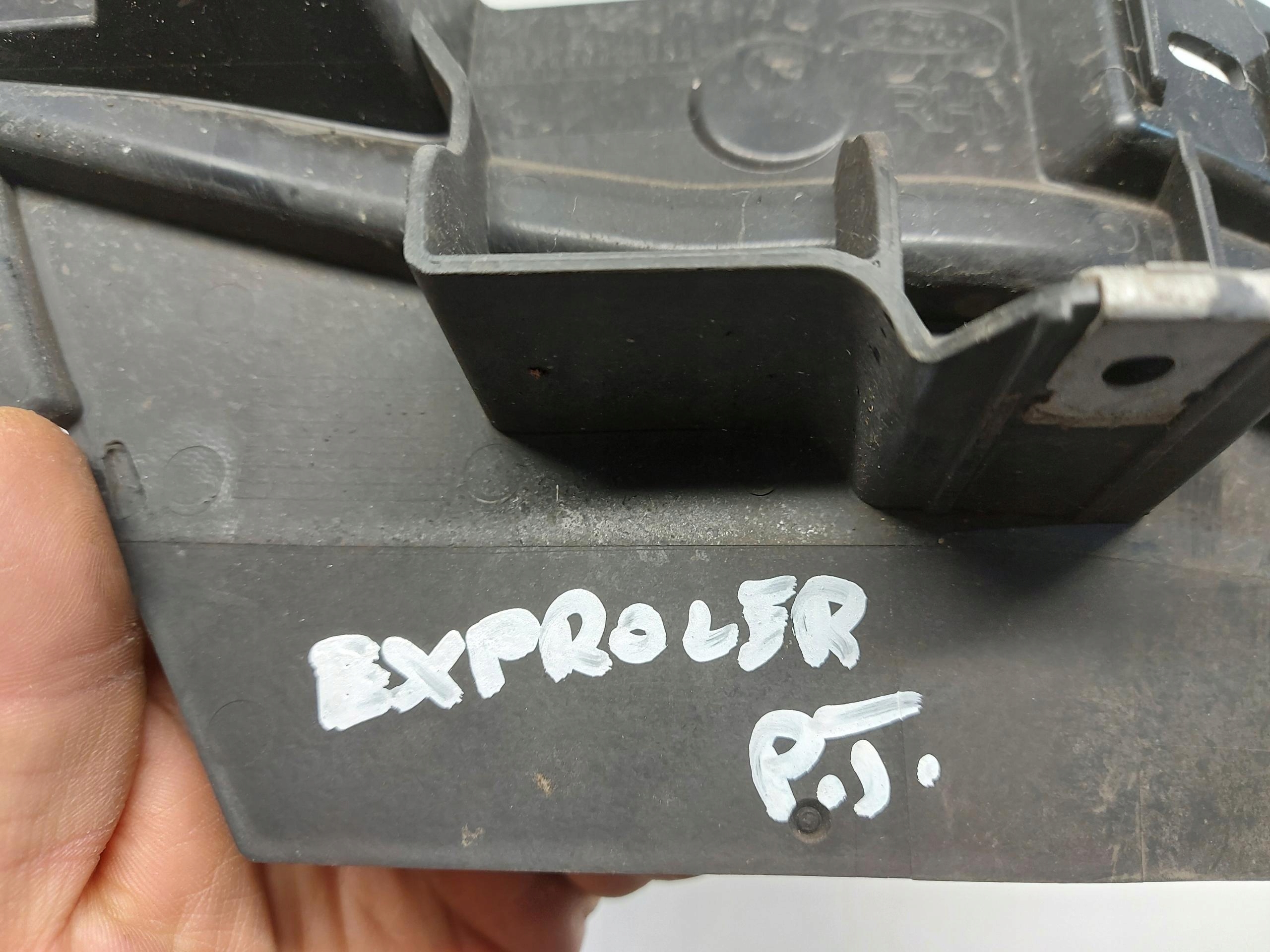 Ford Explorer VII R2KB mudguard flap right rear part R2KB-R280K96-A
