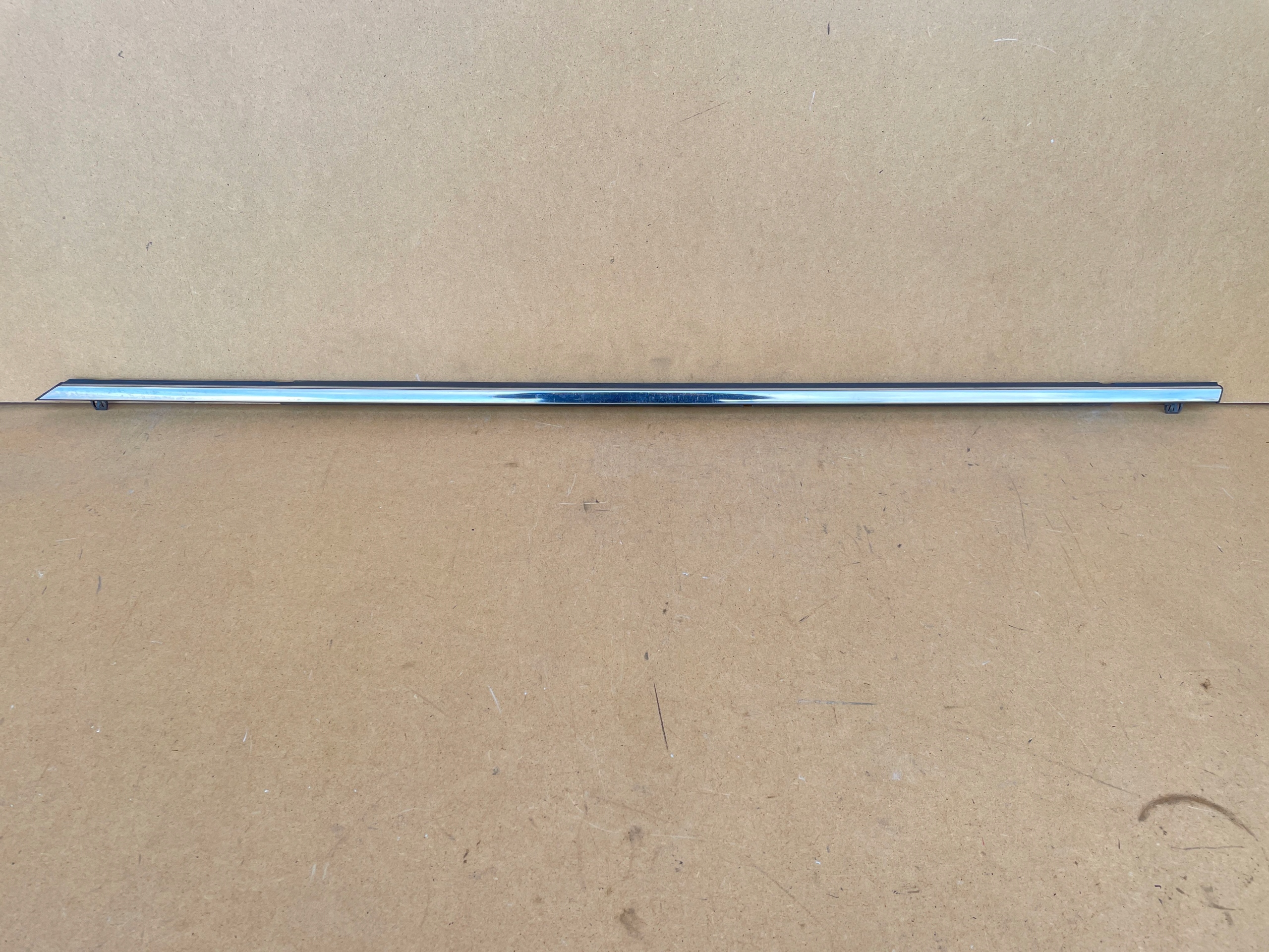 MAZDA 3 LISTWA ZGARNIAJĄCA LEWY PRZÓD