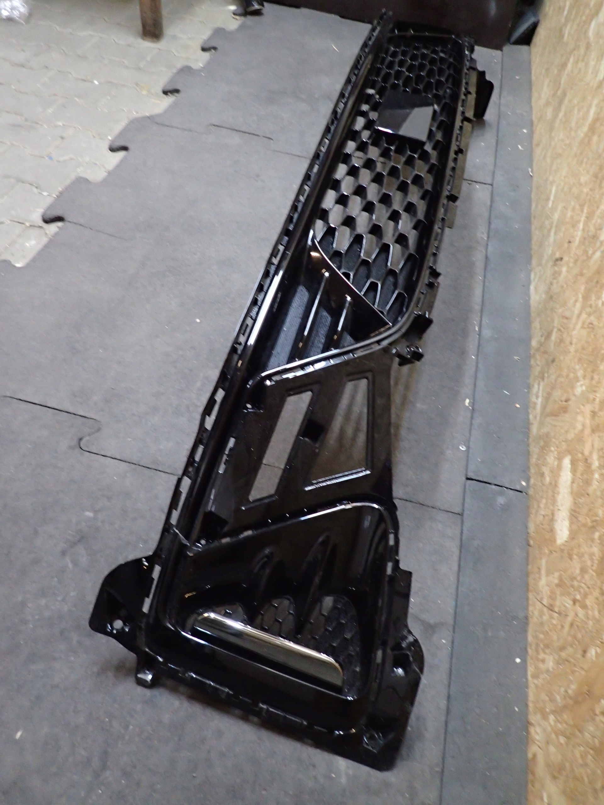 BUMPER FRONT GRID CENTRAL KIA PROCEED GT 18