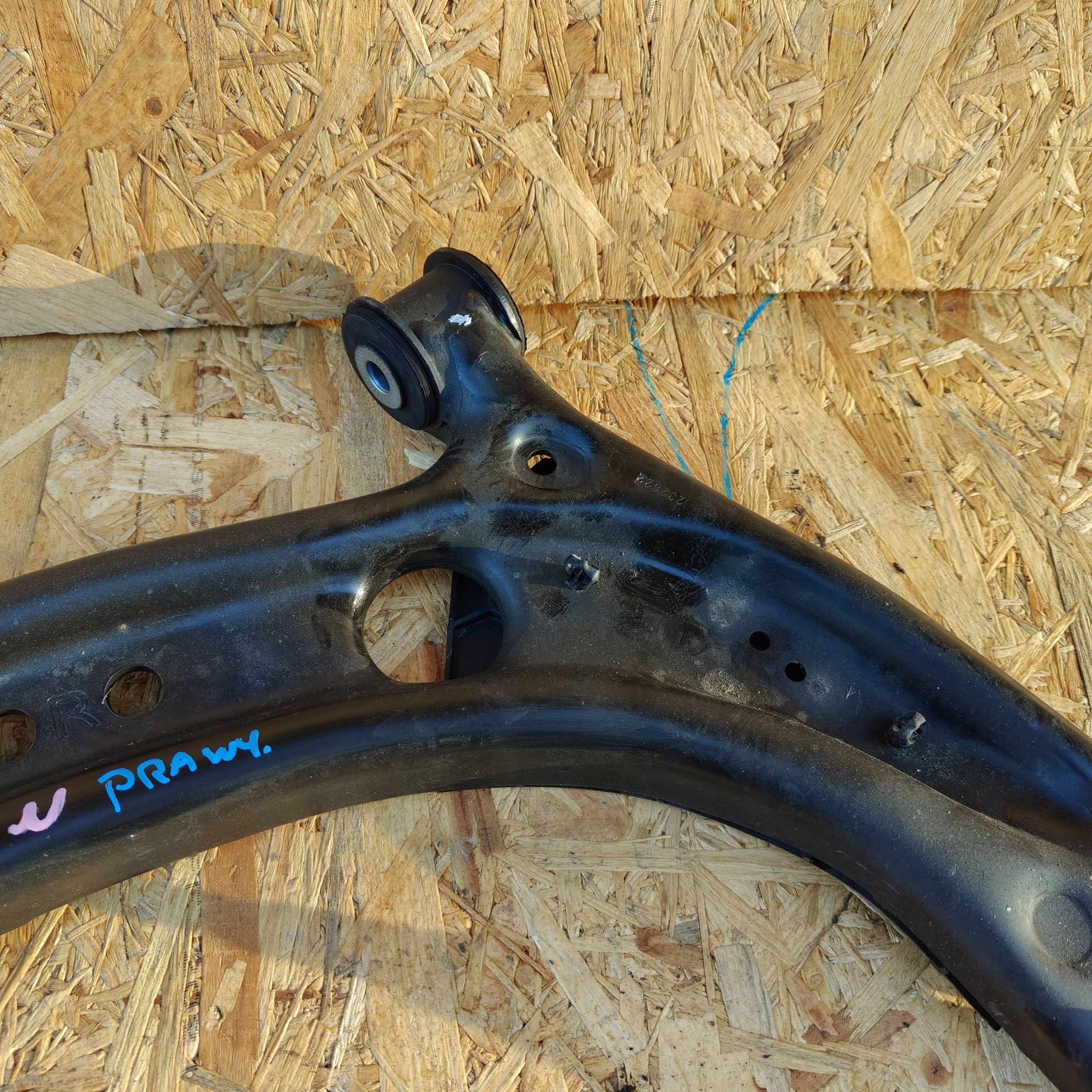 arm front lower right side Seat Leon IV