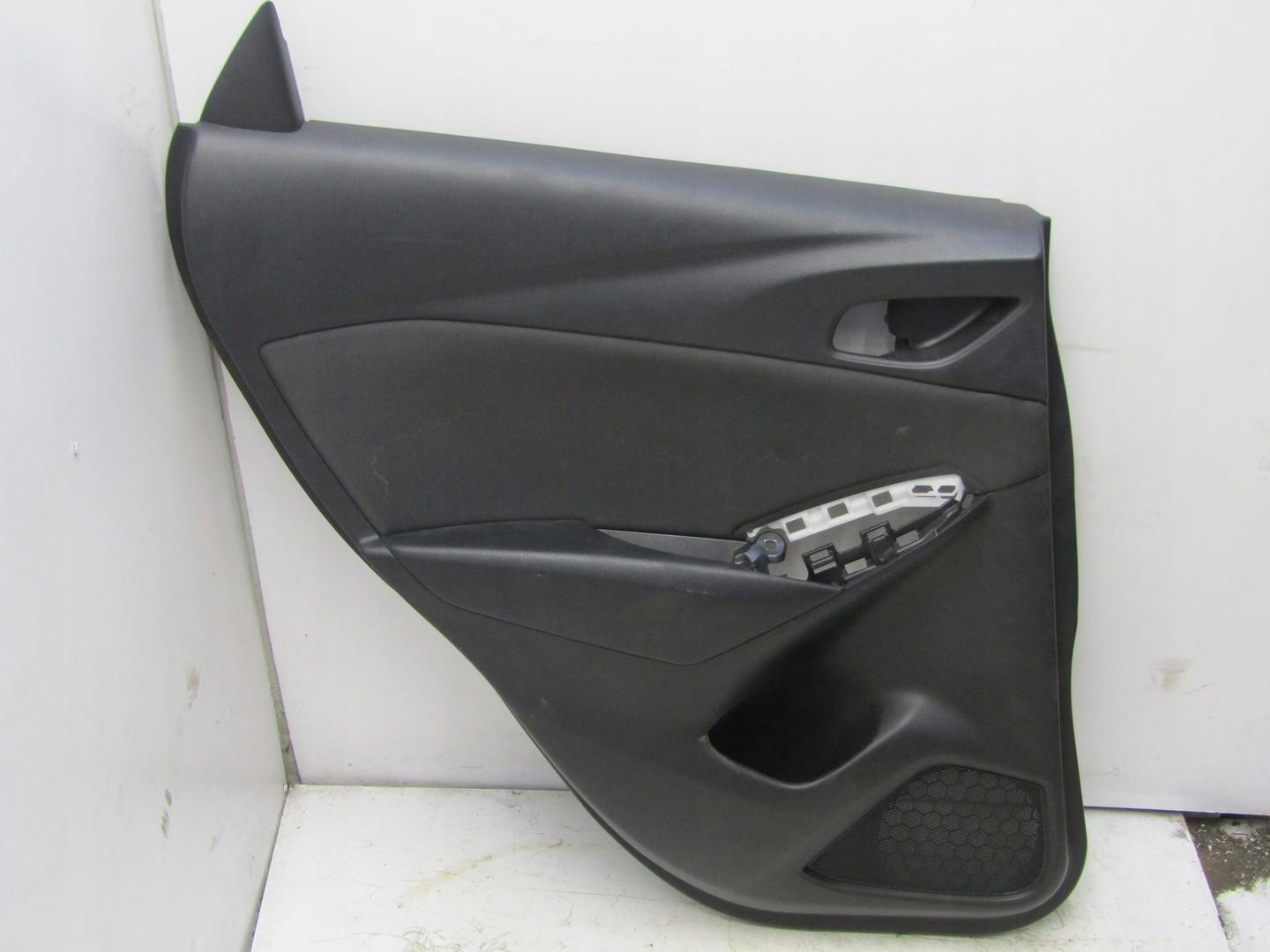 дверные карты левый задний mazda CX3 D10E-68561