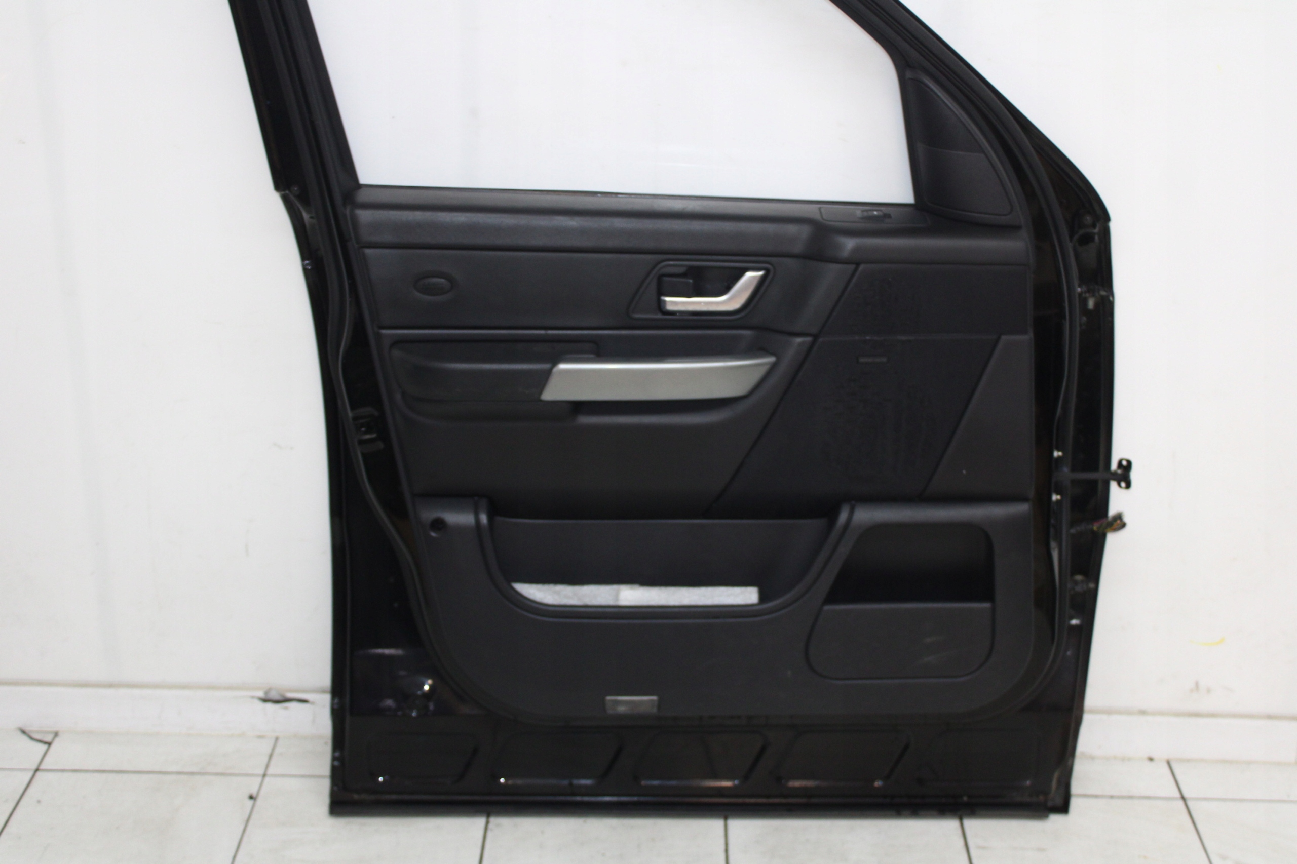 Range Rover Sport L320 05R- дверь левая передняя
