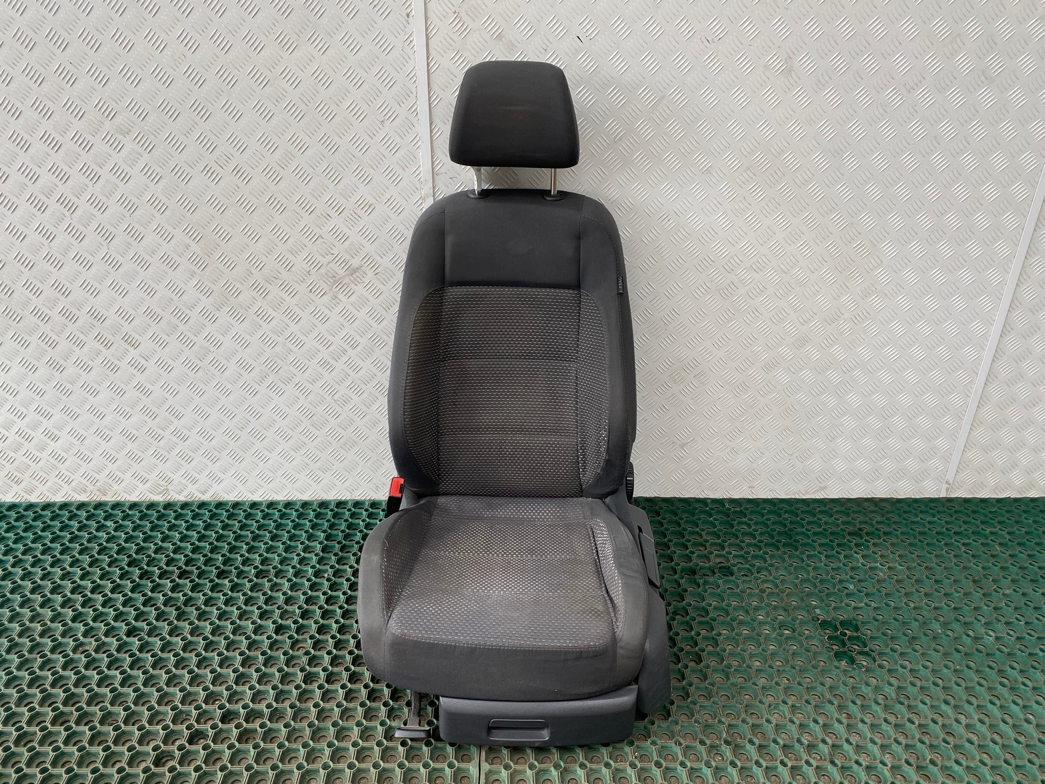 VW GOLF V 03-08 seat front left driver´s front EUROPA OE