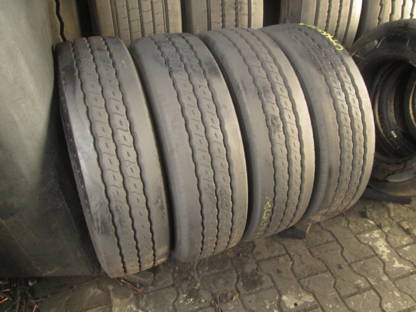 215/75R17.5 GOODYEAR KMAX T 4.SZT OPONY PRZYCZEPA CIĘŻAROWE CIĘŻAROWE Liczba opon w ofercie 4 szt.