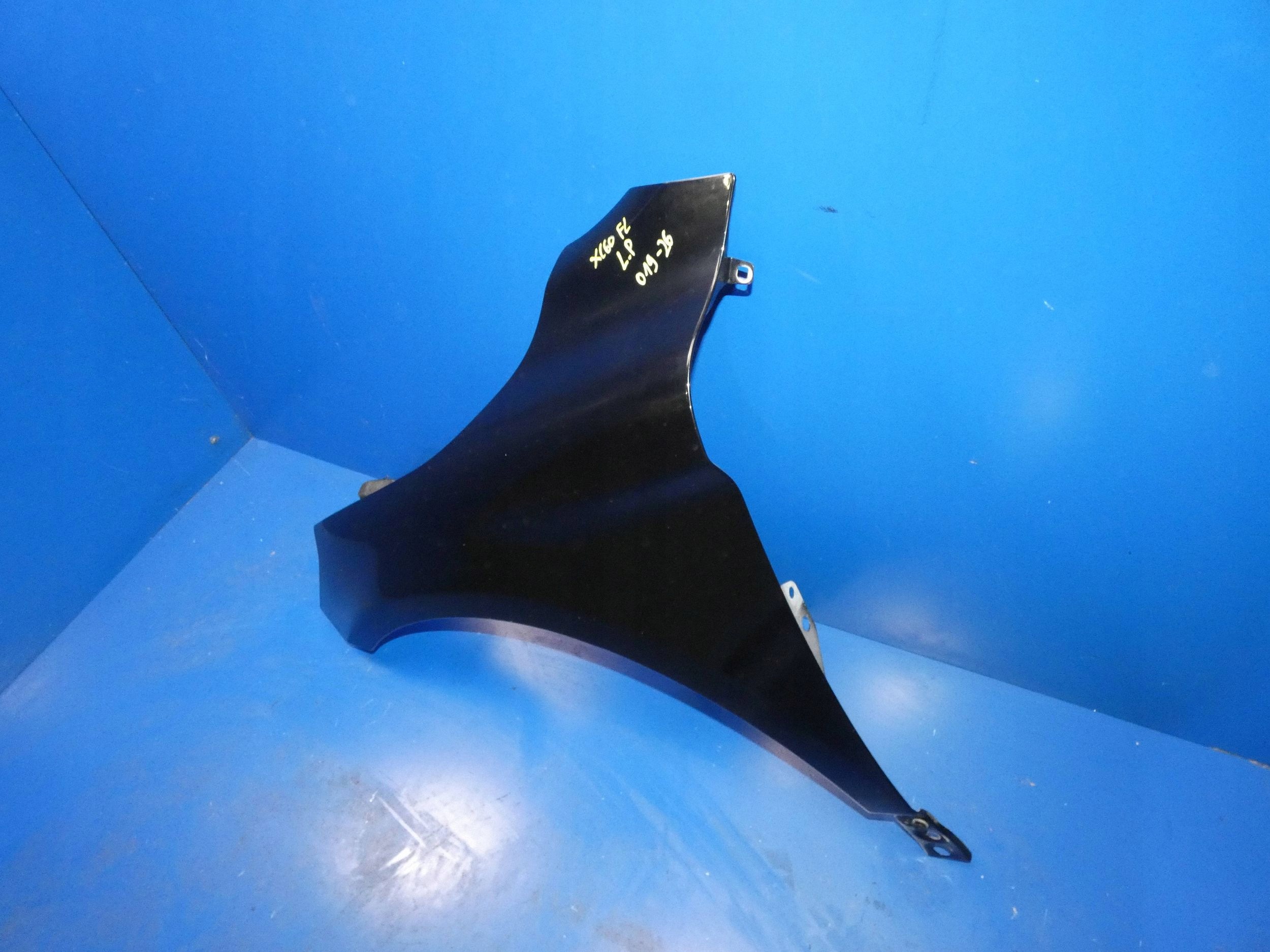 VOLVO XC60 and fender left front front colour: 019-26