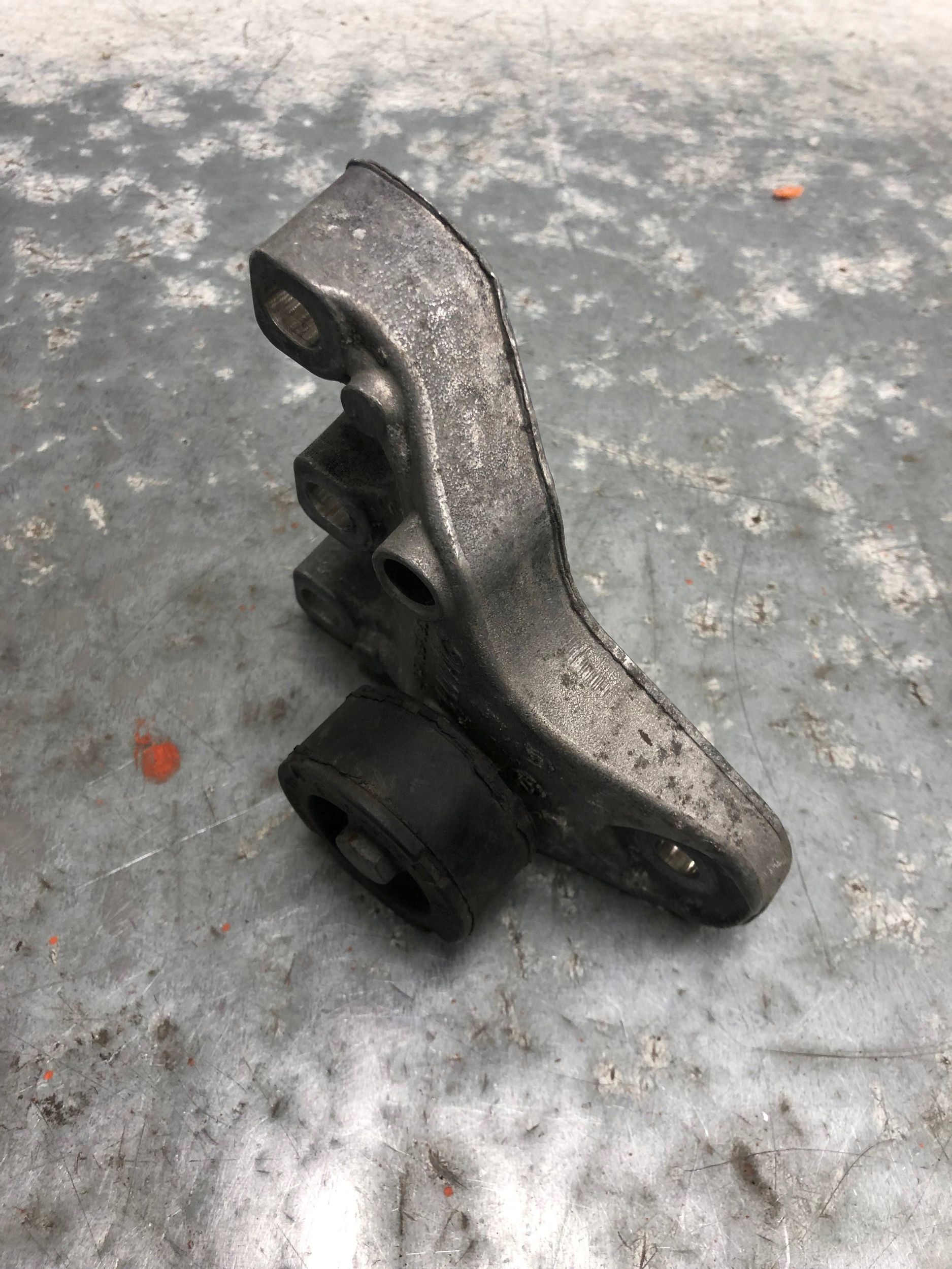 holder engine mount SKODA FABIA II LIFT 6R0199185B