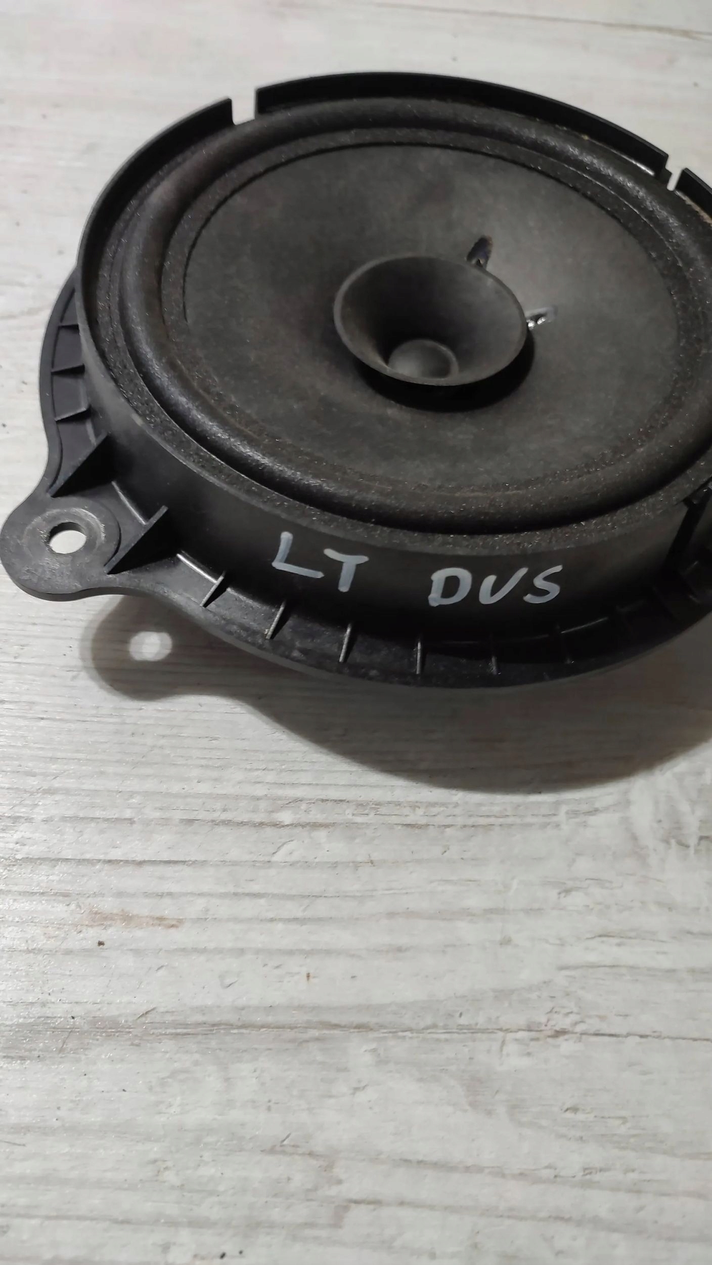 Dacia Duster II 17r 1.2 rear part side left speaker