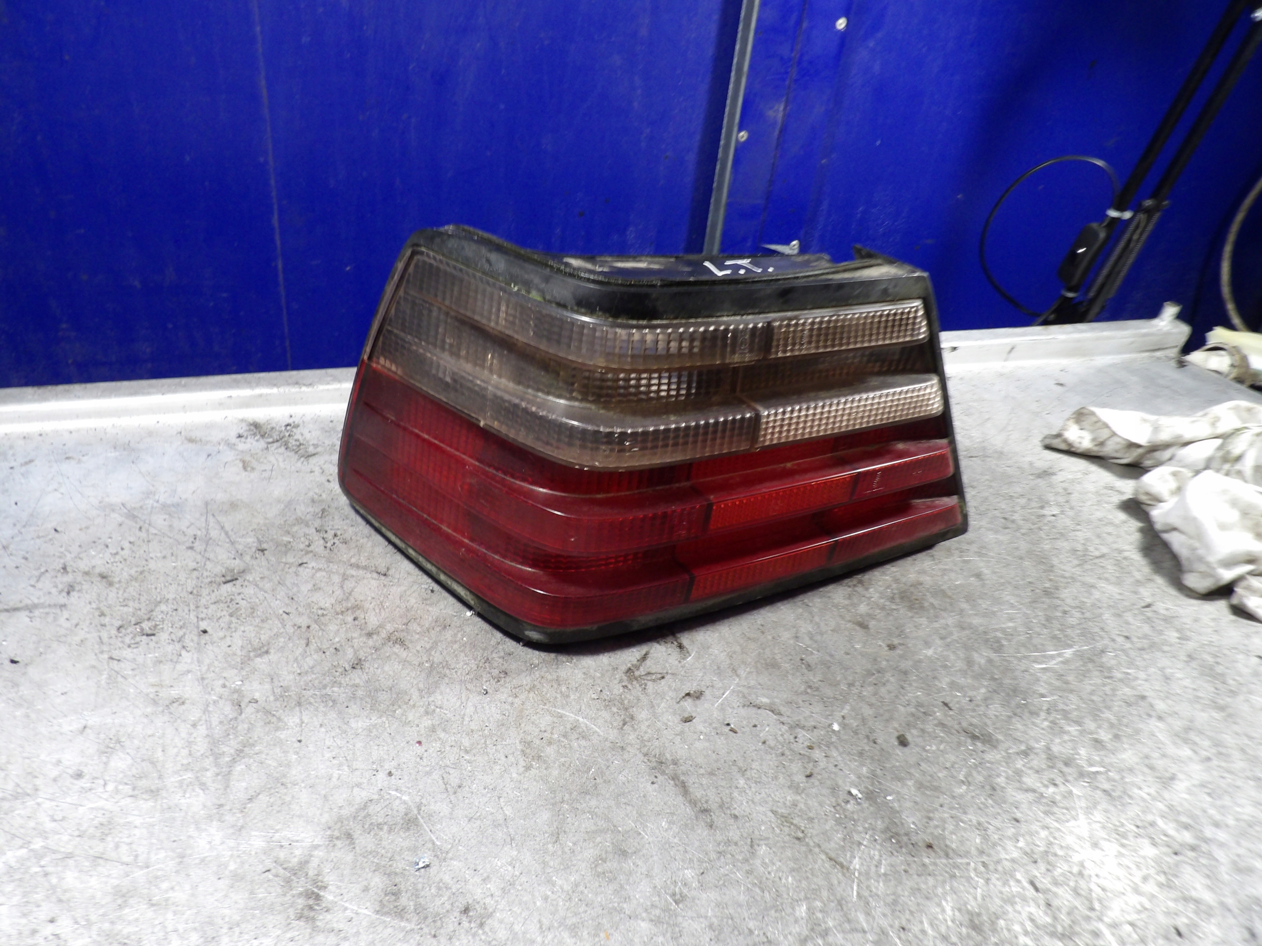 Mercedes 124 light rear left 2,2B 0053373R38