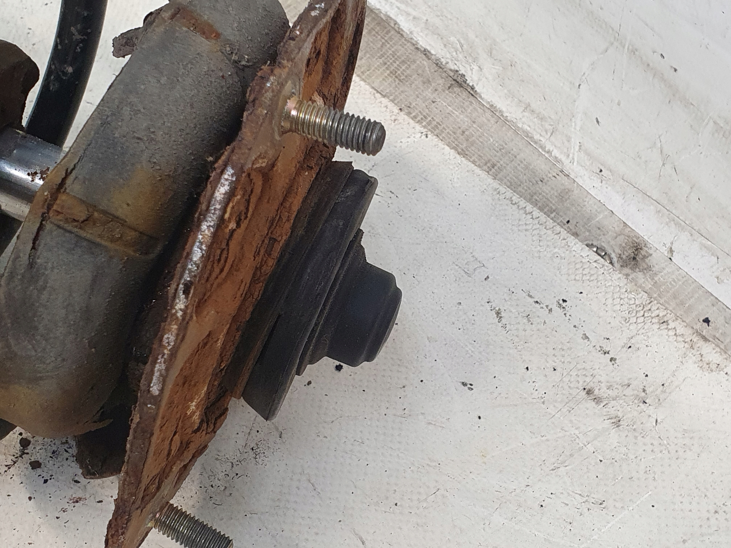 McPherson swing caliper left front VOLVO V70 II 2.5T 03r.