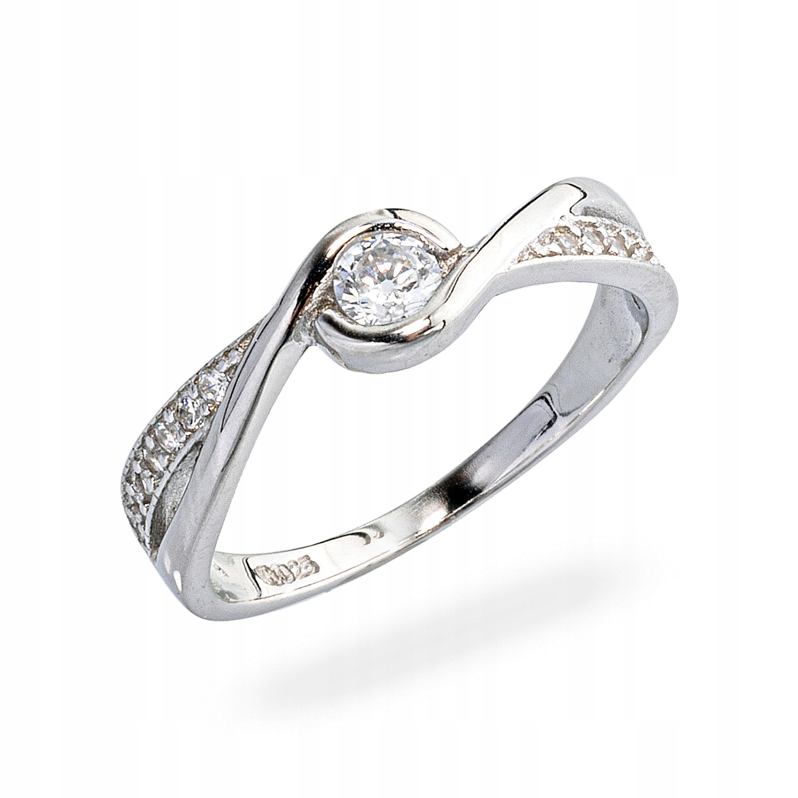 Stříbrný klasický prstýnek zahalený do zirkon.