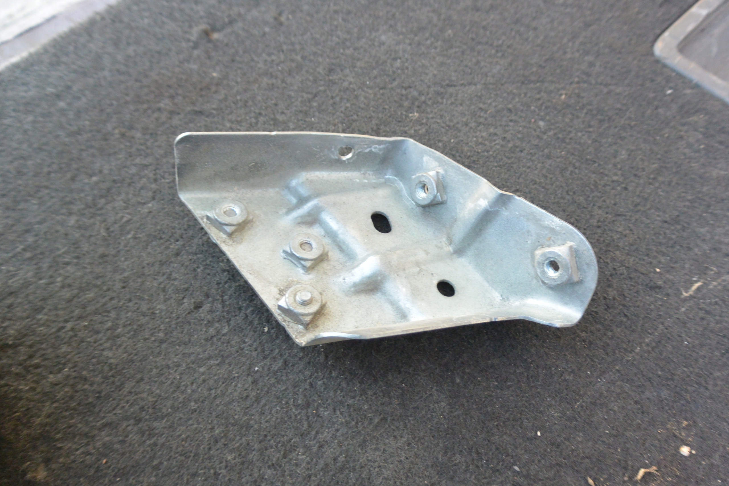 Console Support plaque Aile Gauche Avant VW TOUAREG 7P