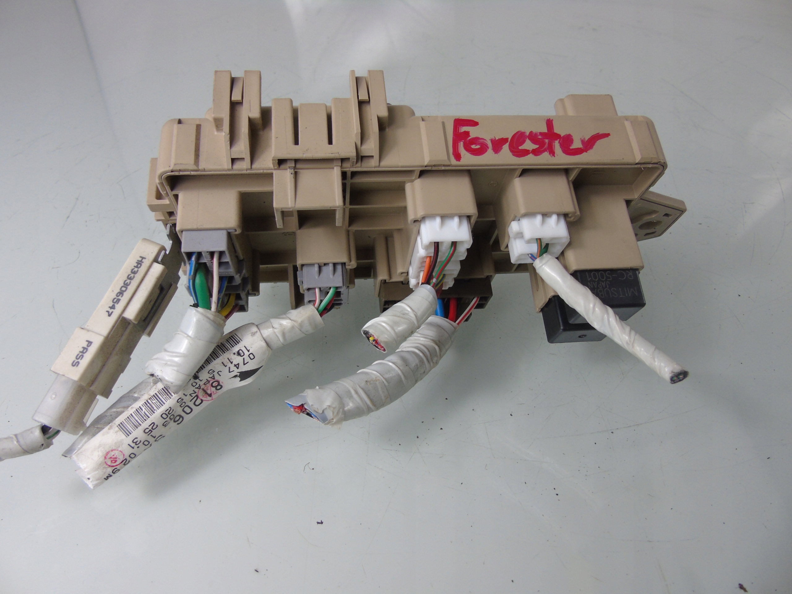 SKRZYNKA BEZPIECZNIKÓW 2.0 16V SUBARU FORESTER II Producent części Subaru OE