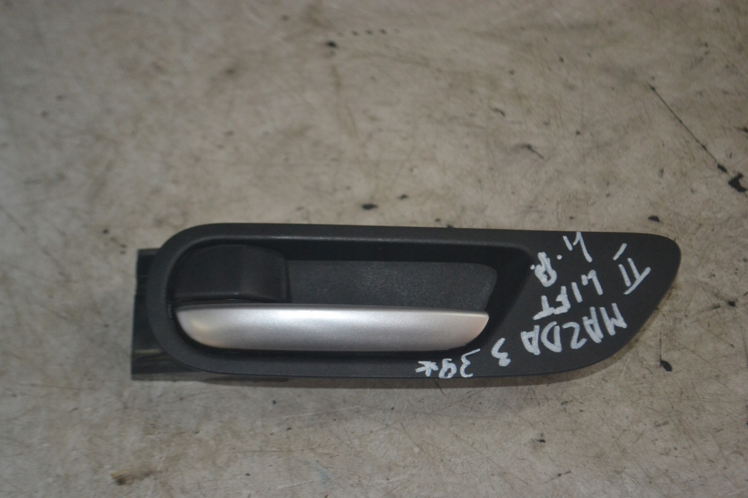 KLAMKA WEWNĘTRZNA PRZEDNIA LEWA PRZÓD MAZDA 3 BL