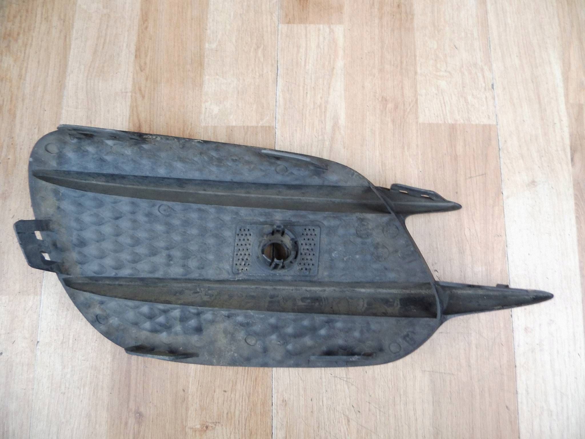 Mercedes-Benz E-Klasa 213 2016+ grid grille of a bumper right front front